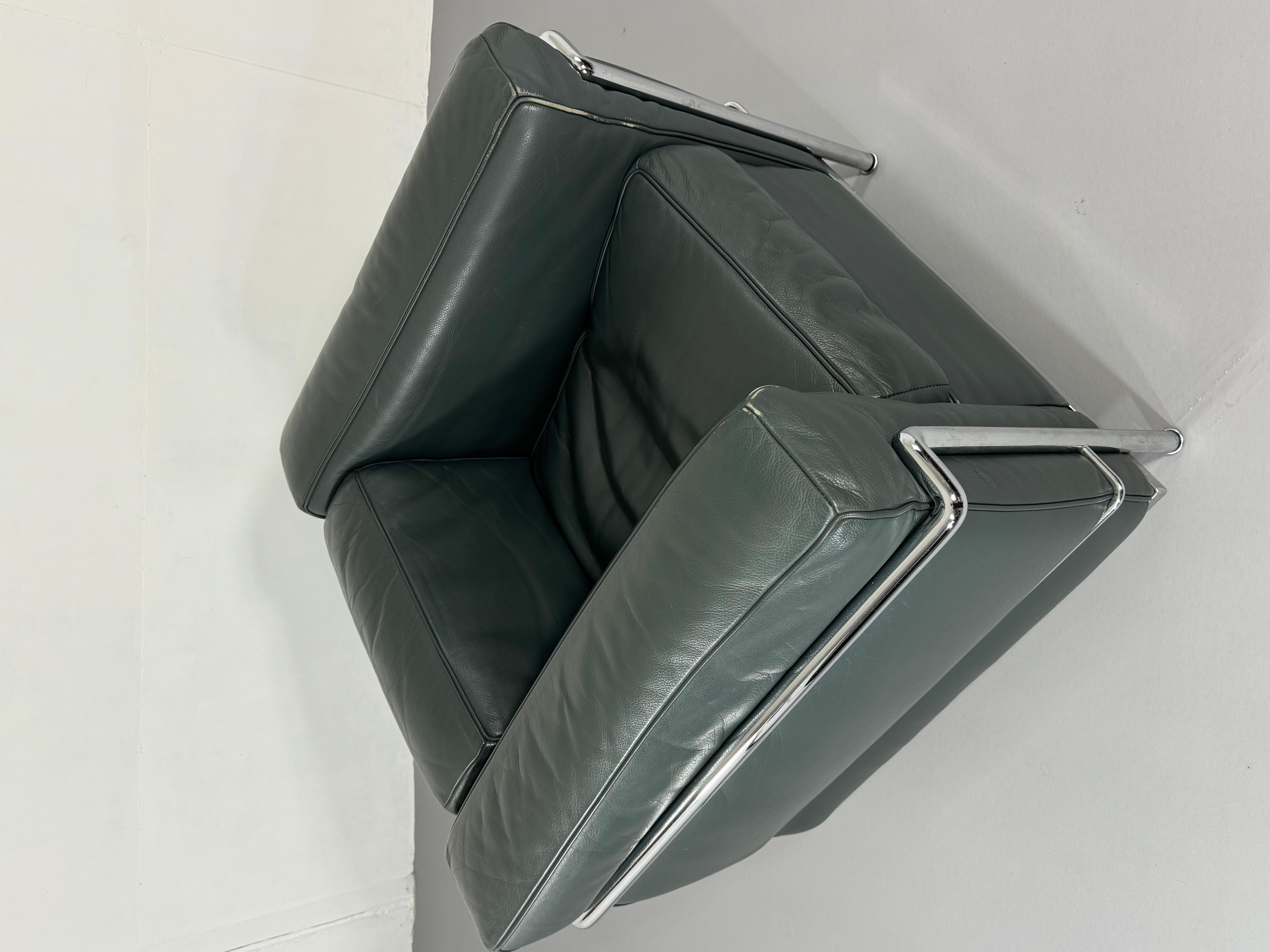 Cassina LC2 leather Armchair Le Corbusier for Cassina, Signed In Good Condition For Sale In Alsdorf, NW