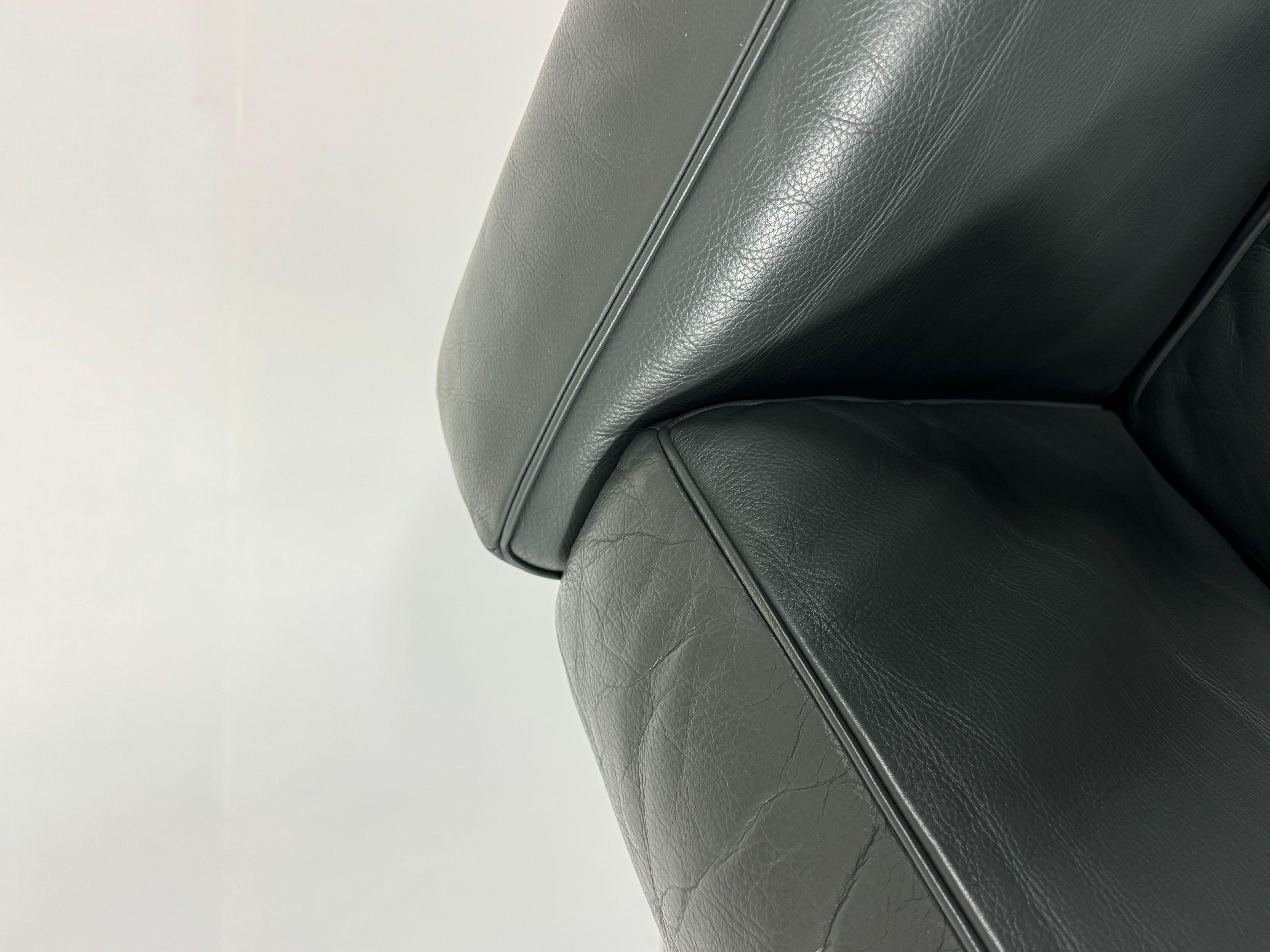 Leather Cassina LC2 leather Armchair Le Corbusier for Cassina, Signed For Sale