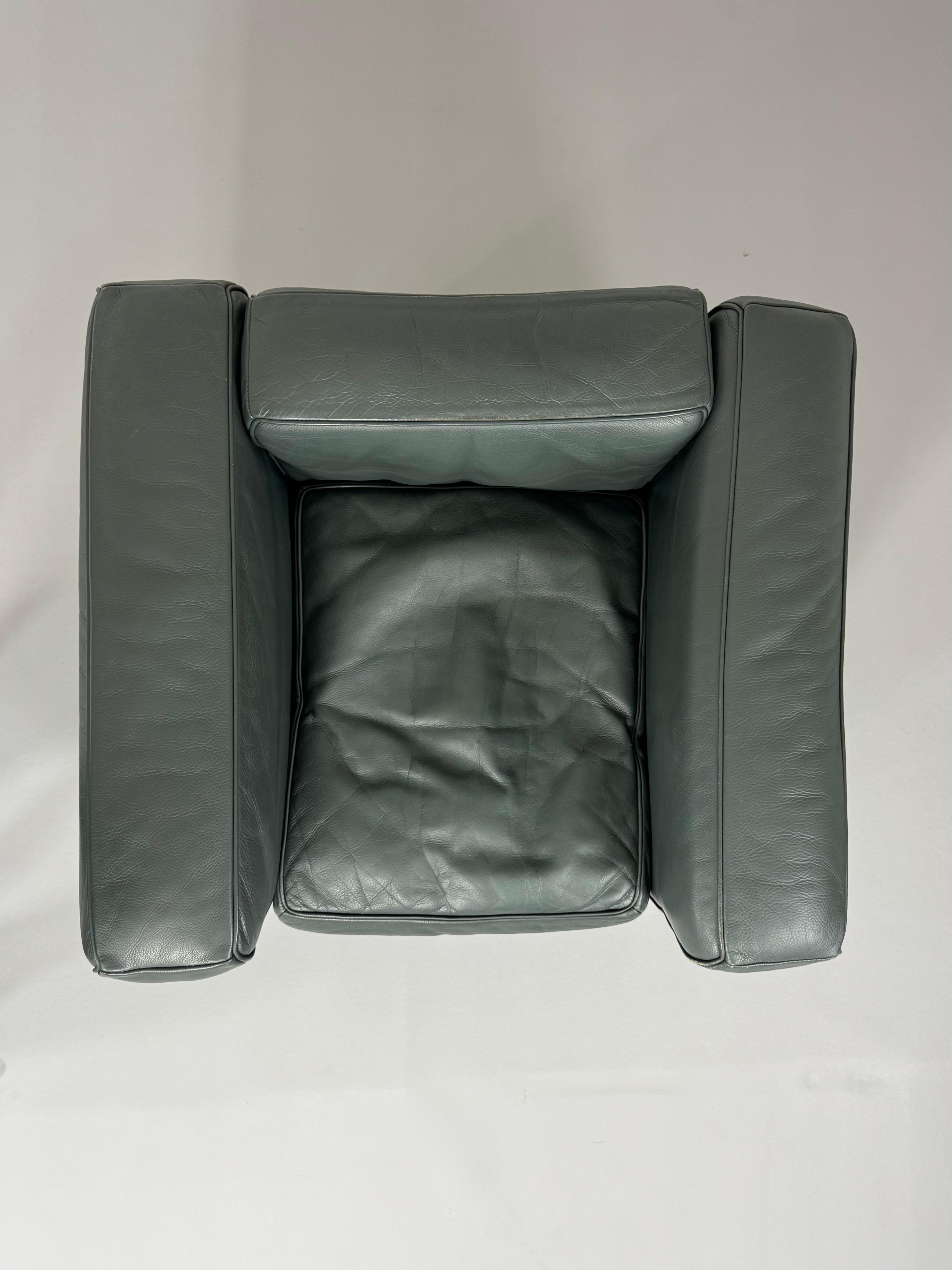 Cassina LC2 leather Armchair Le Corbusier for Cassina, Signed For Sale 2