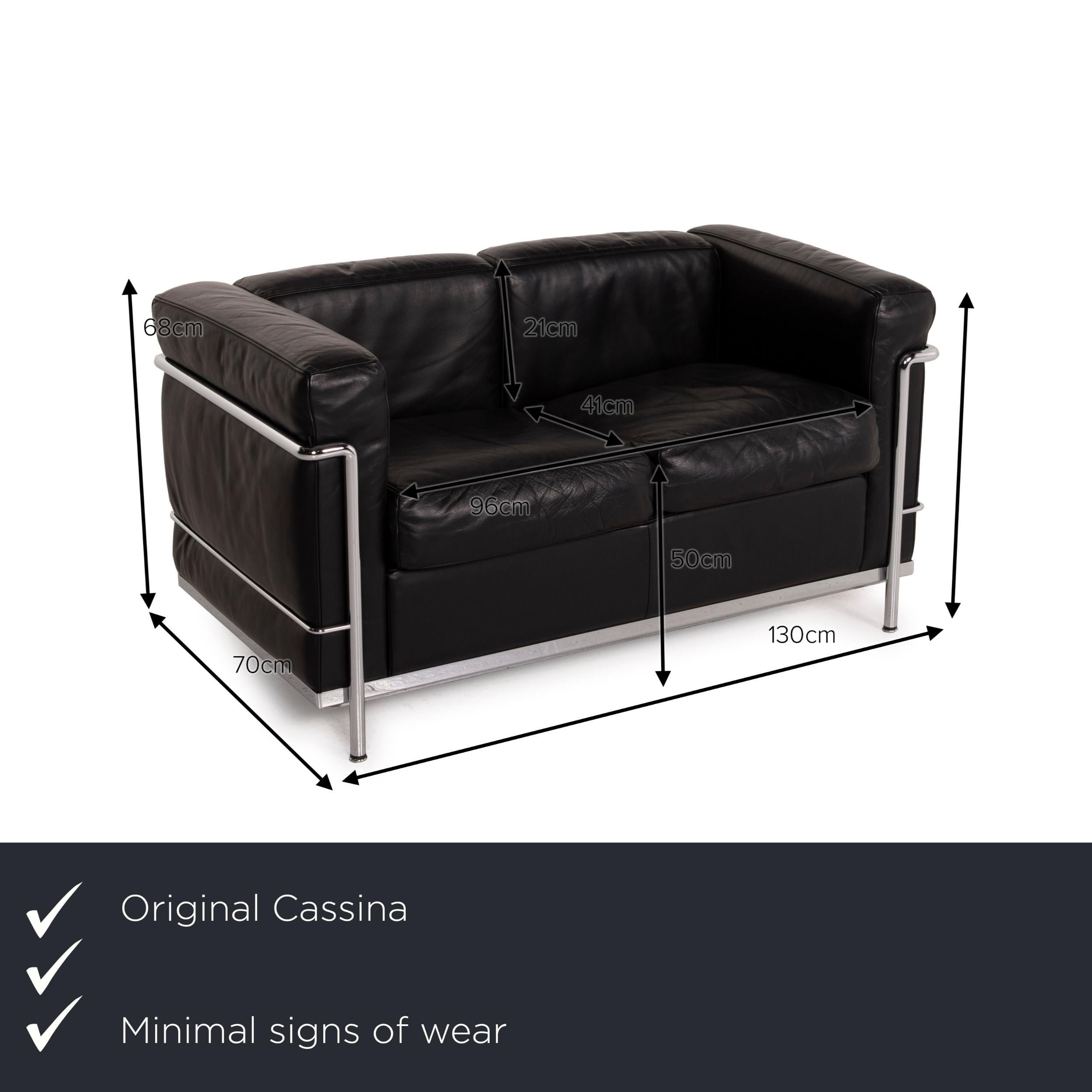 We present to you a Cassina LC2 leather sofa black two-seater Le Corbusier chrome.

 

 Product measurements in centimeters:
 

 depth: 70
 width: 130
 height: 68
 seat height: 50
 rest height: 95
 seat depth: 41
 seat width: 96
 back