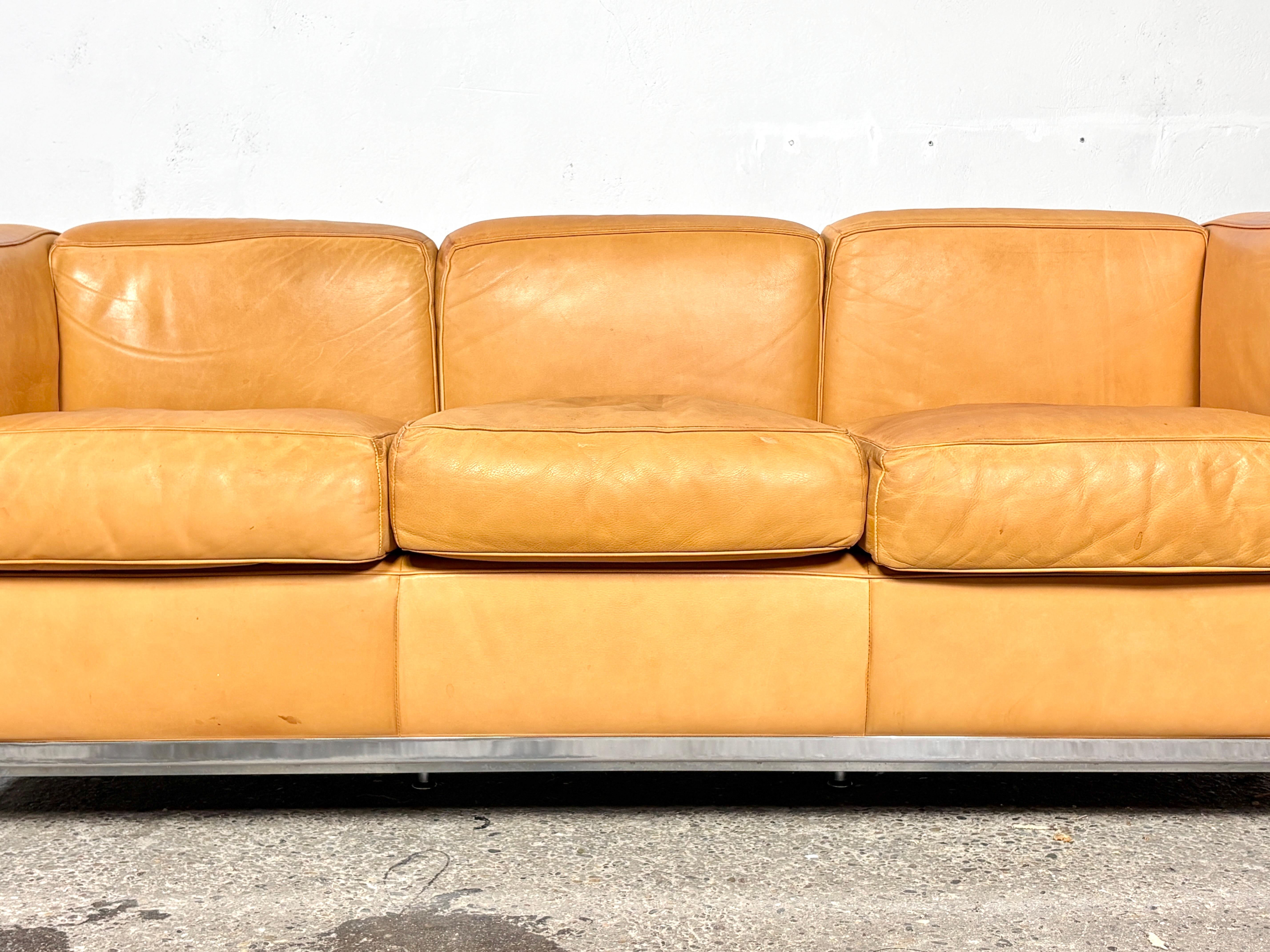 Canapé Cassina LC2 en cuir naturel conçu par Le Corbusier en vente 3