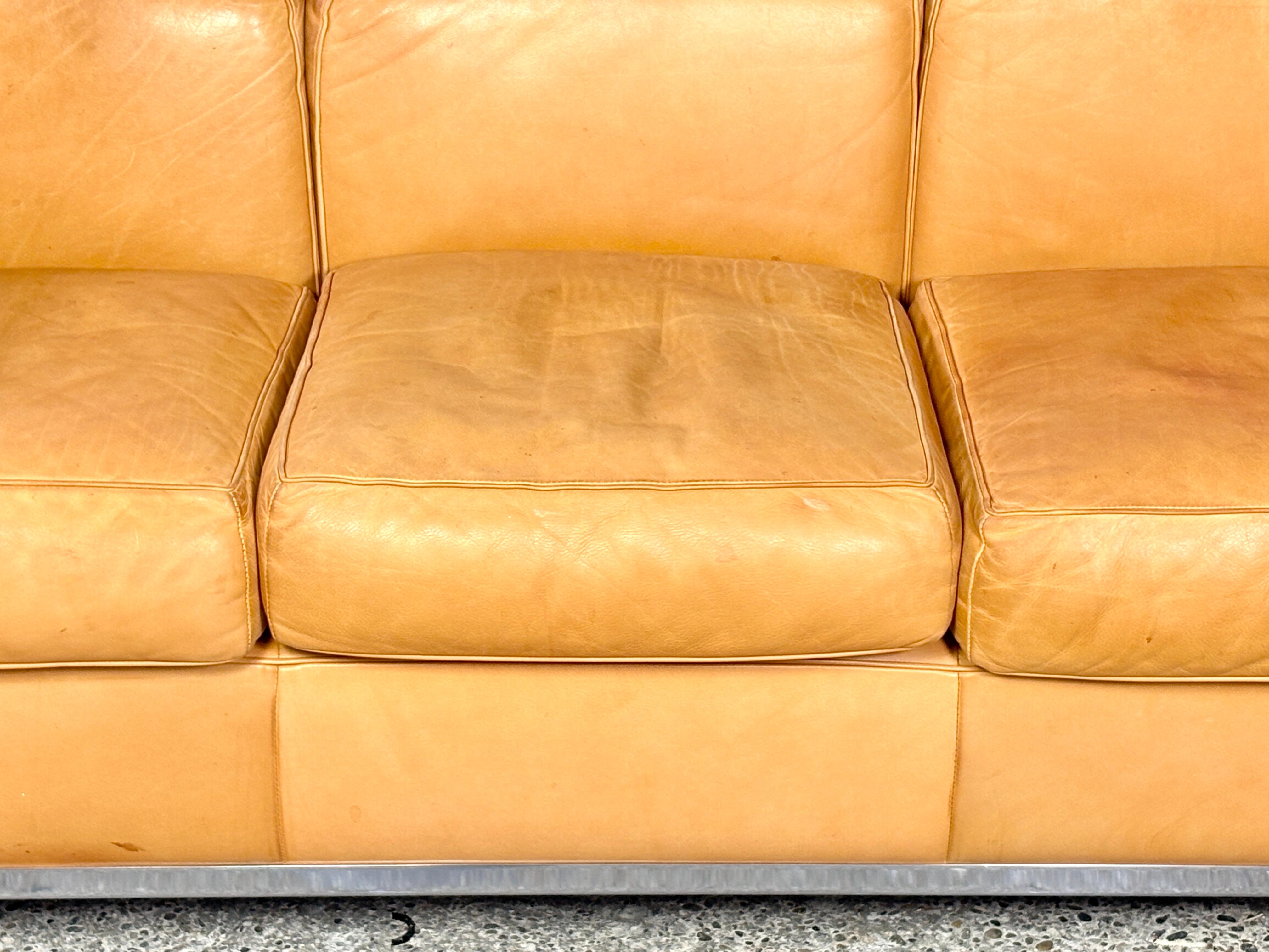 Canapé Cassina LC2 en cuir naturel conçu par Le Corbusier en vente 4