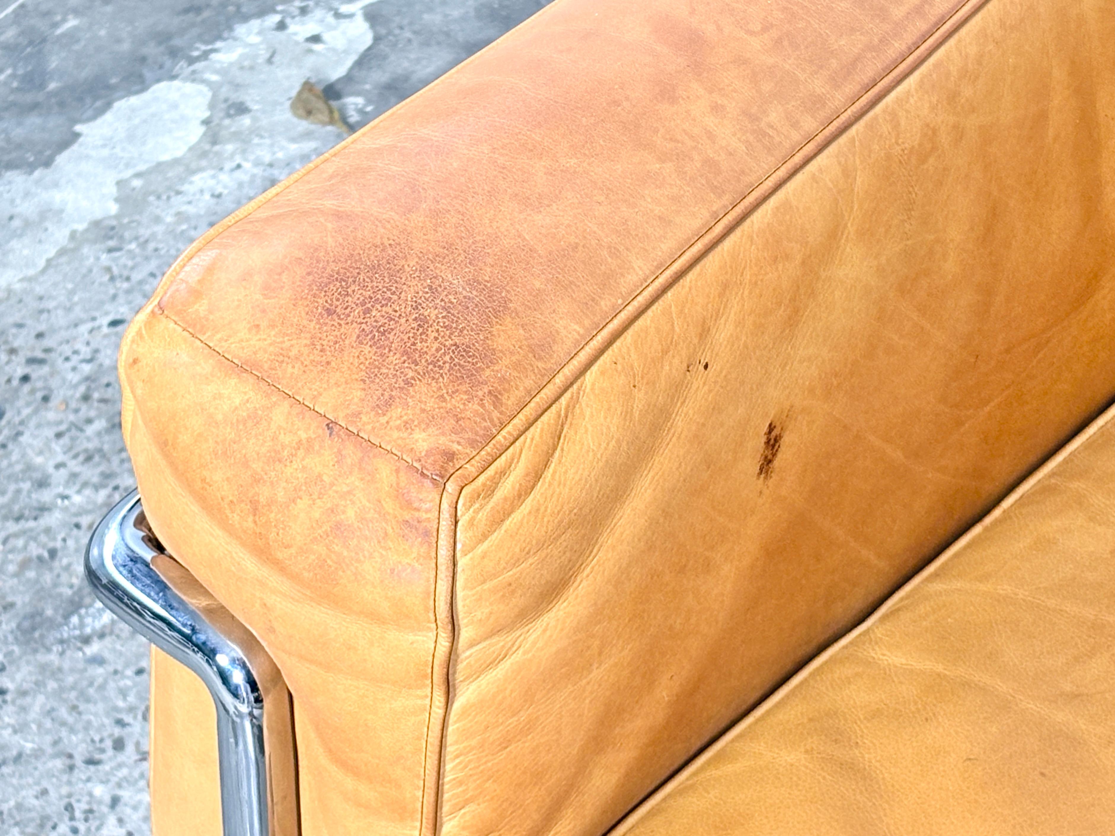 Canapé Cassina LC2 en cuir naturel conçu par Le Corbusier en vente 6