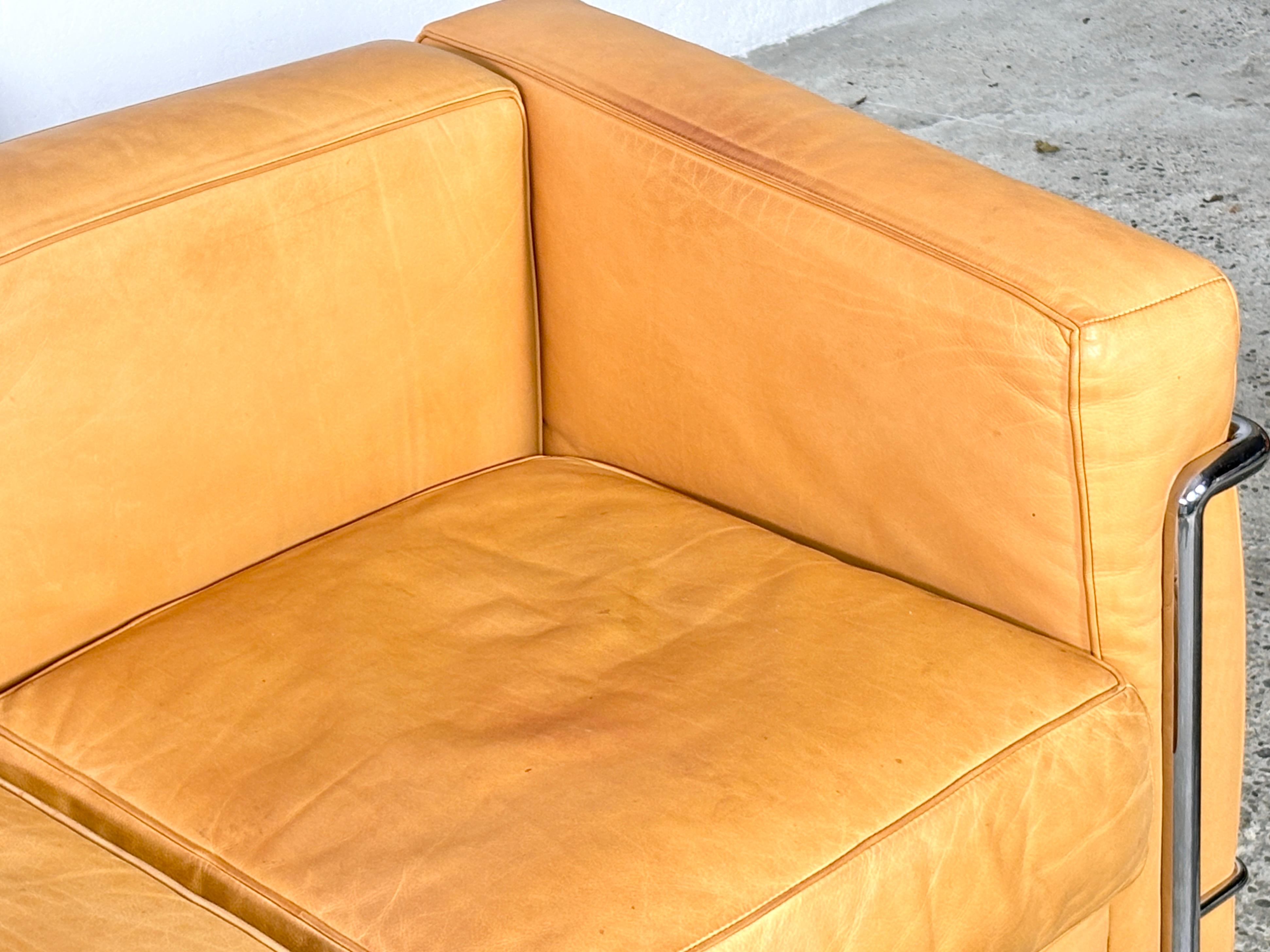 Canapé Cassina LC2 en cuir naturel conçu par Le Corbusier en vente 7