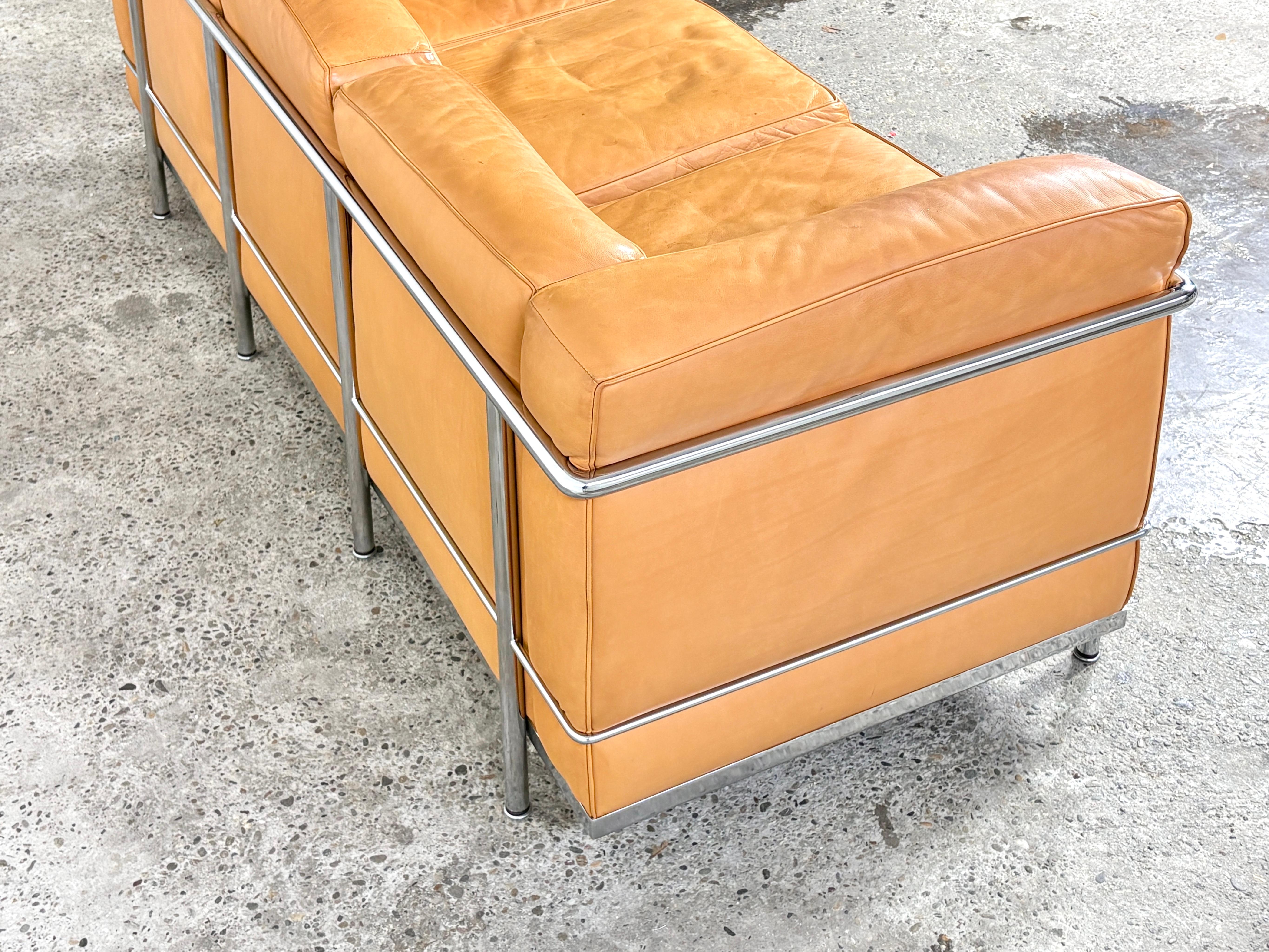 Canapé Cassina LC2 en cuir naturel conçu par Le Corbusier en vente 9