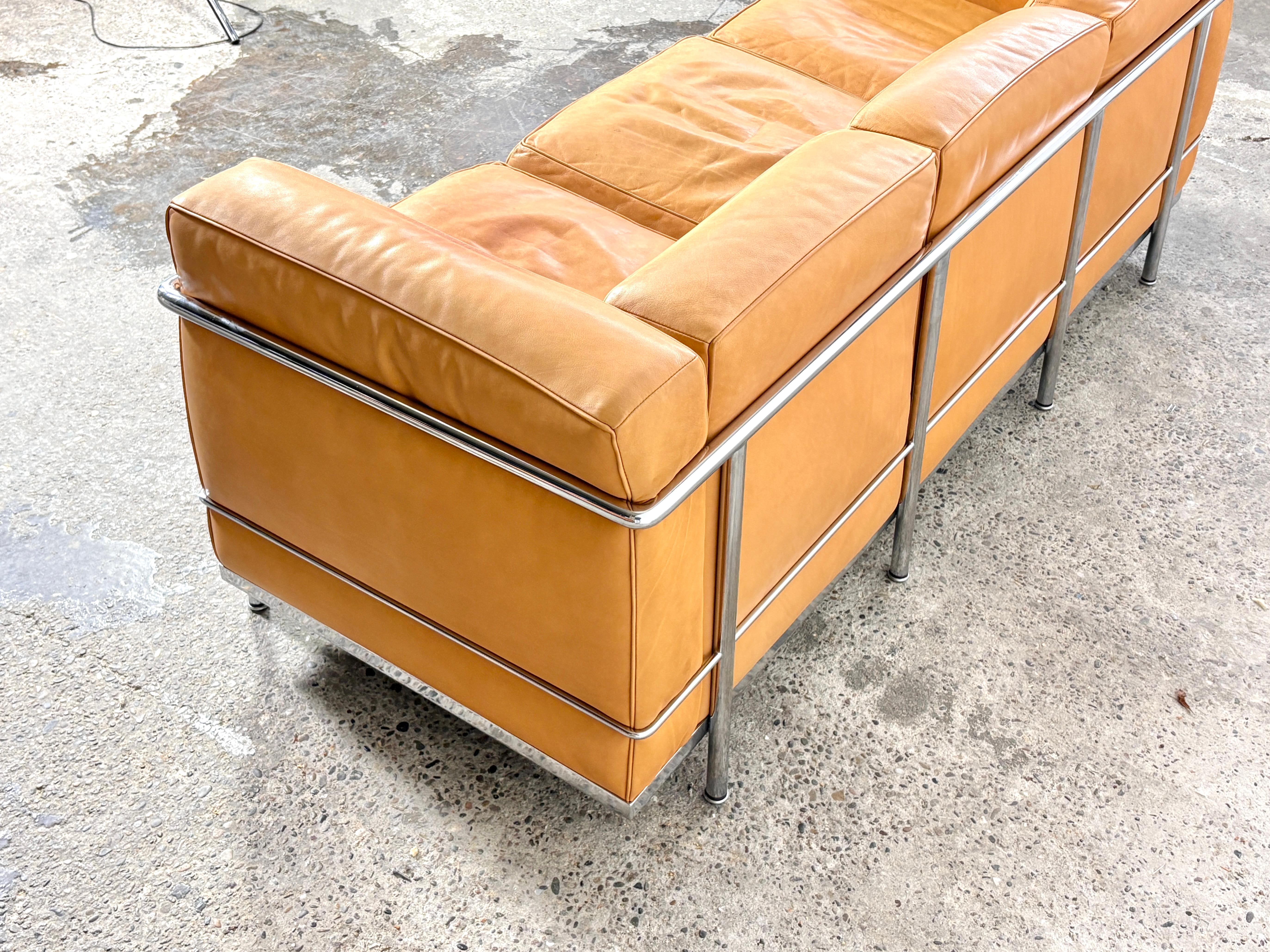 Canapé Cassina LC2 en cuir naturel conçu par Le Corbusier en vente 10