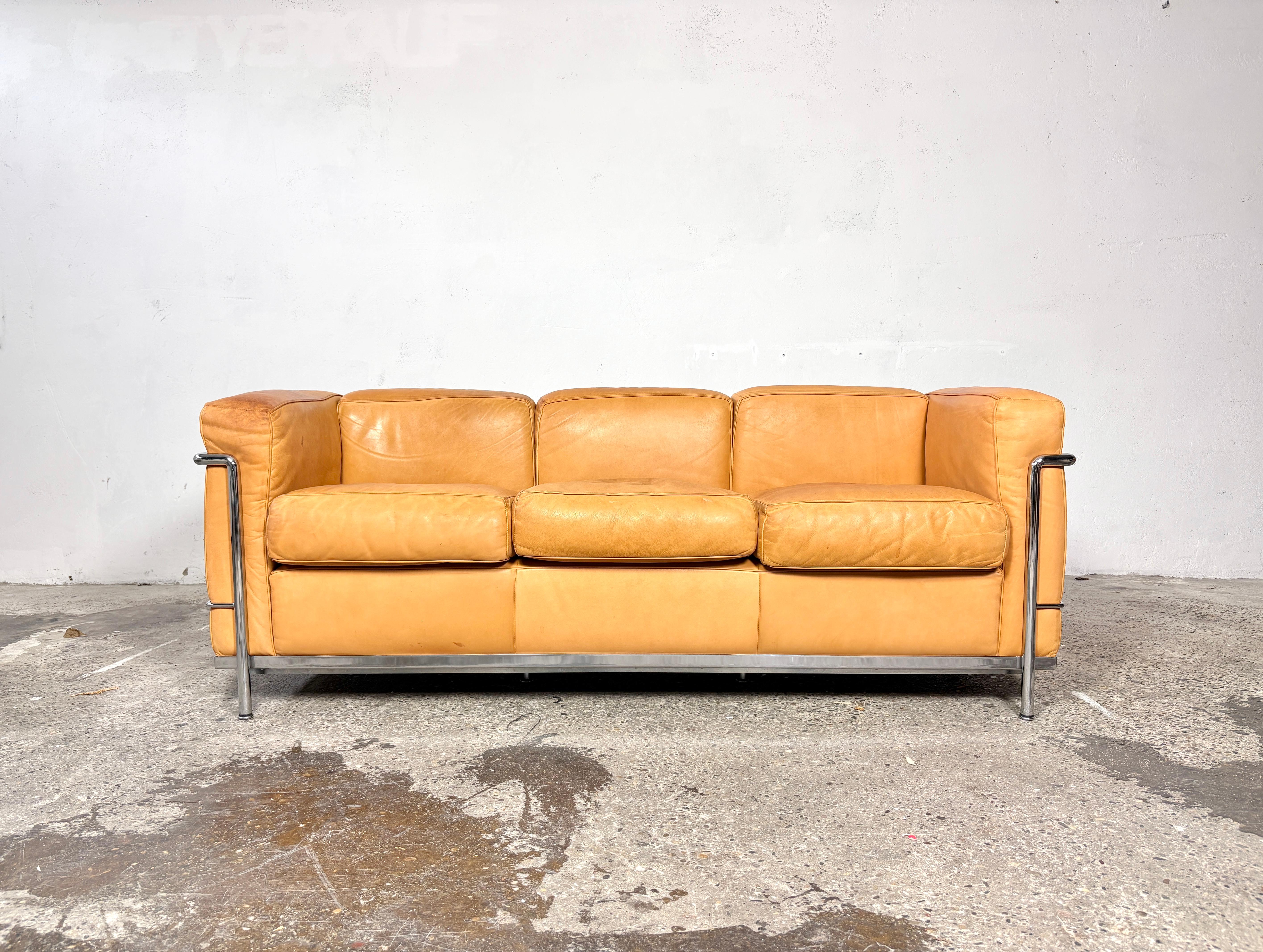 One 2 Fauteuil Grand Confort, petit modèle, trois places ou plus communément appelé LC2 canapé trois places.

Édition de la fin des années 1990 en beau cuir naturel, fabriquée par Cassina, Italie.

Revêtement en cuir Nature, coussins avec entrée en