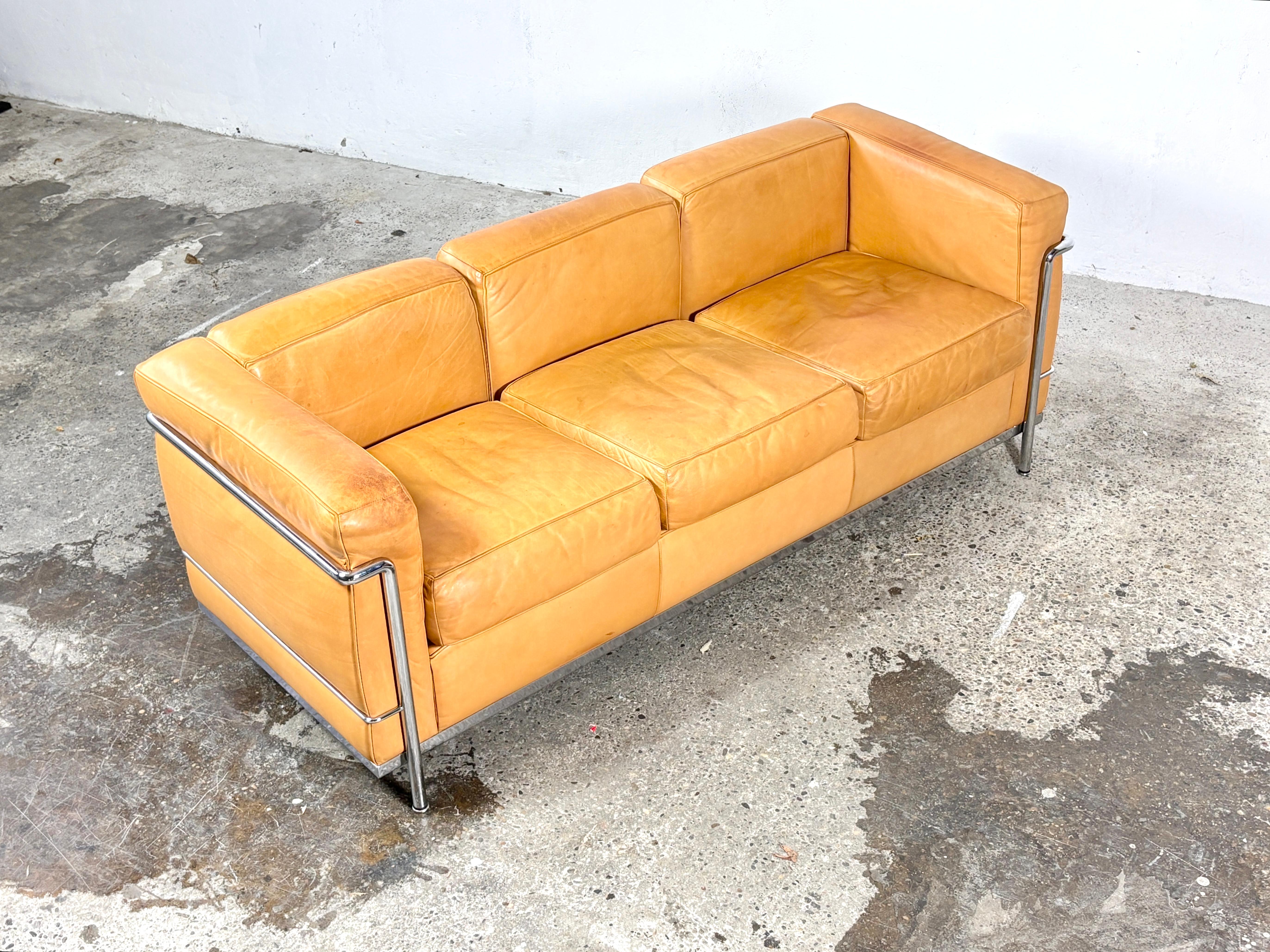 Bauhaus Canapé Cassina LC2 en cuir naturel conçu par Le Corbusier en vente