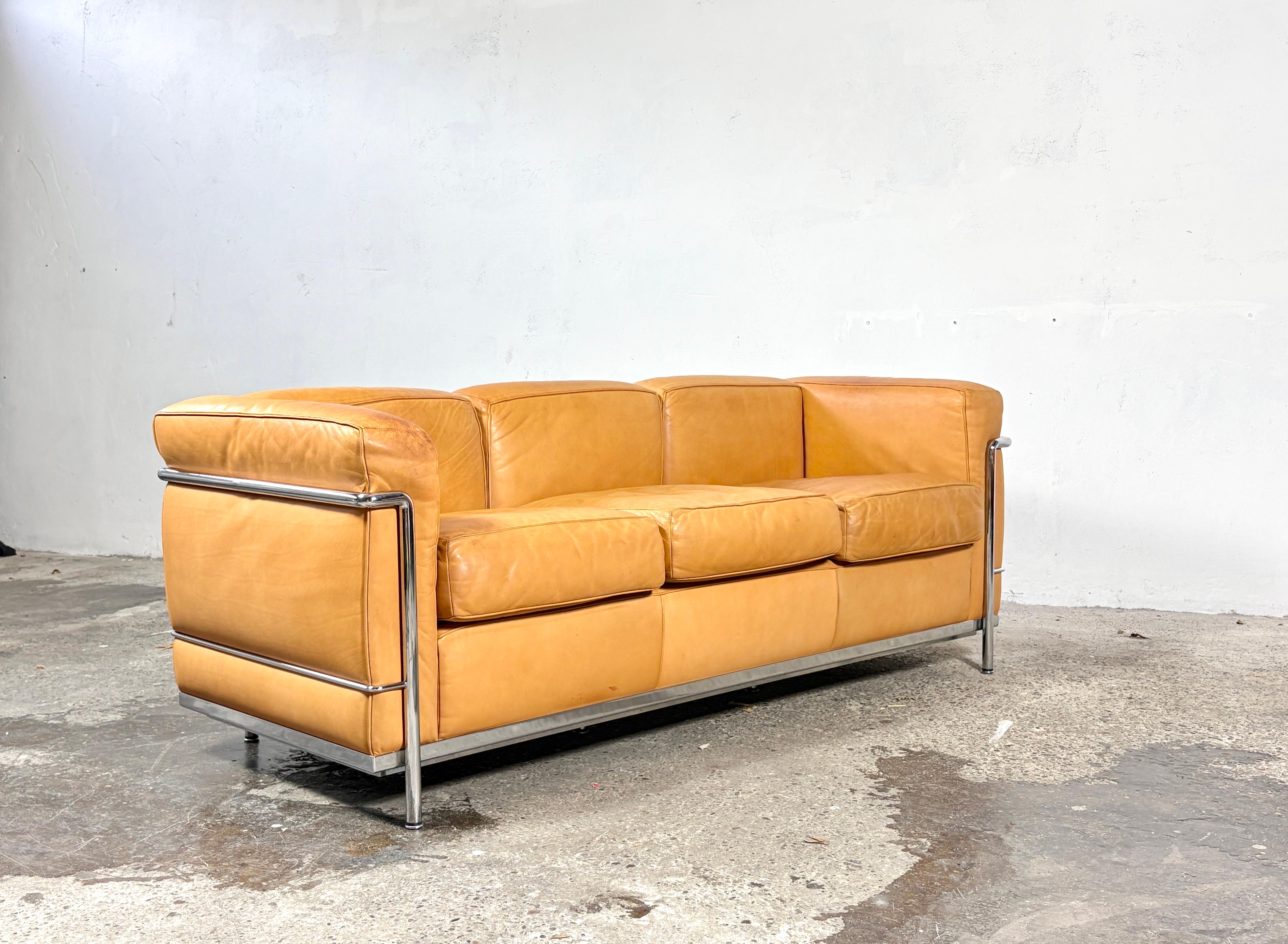 italien Canapé Cassina LC2 en cuir naturel conçu par Le Corbusier en vente