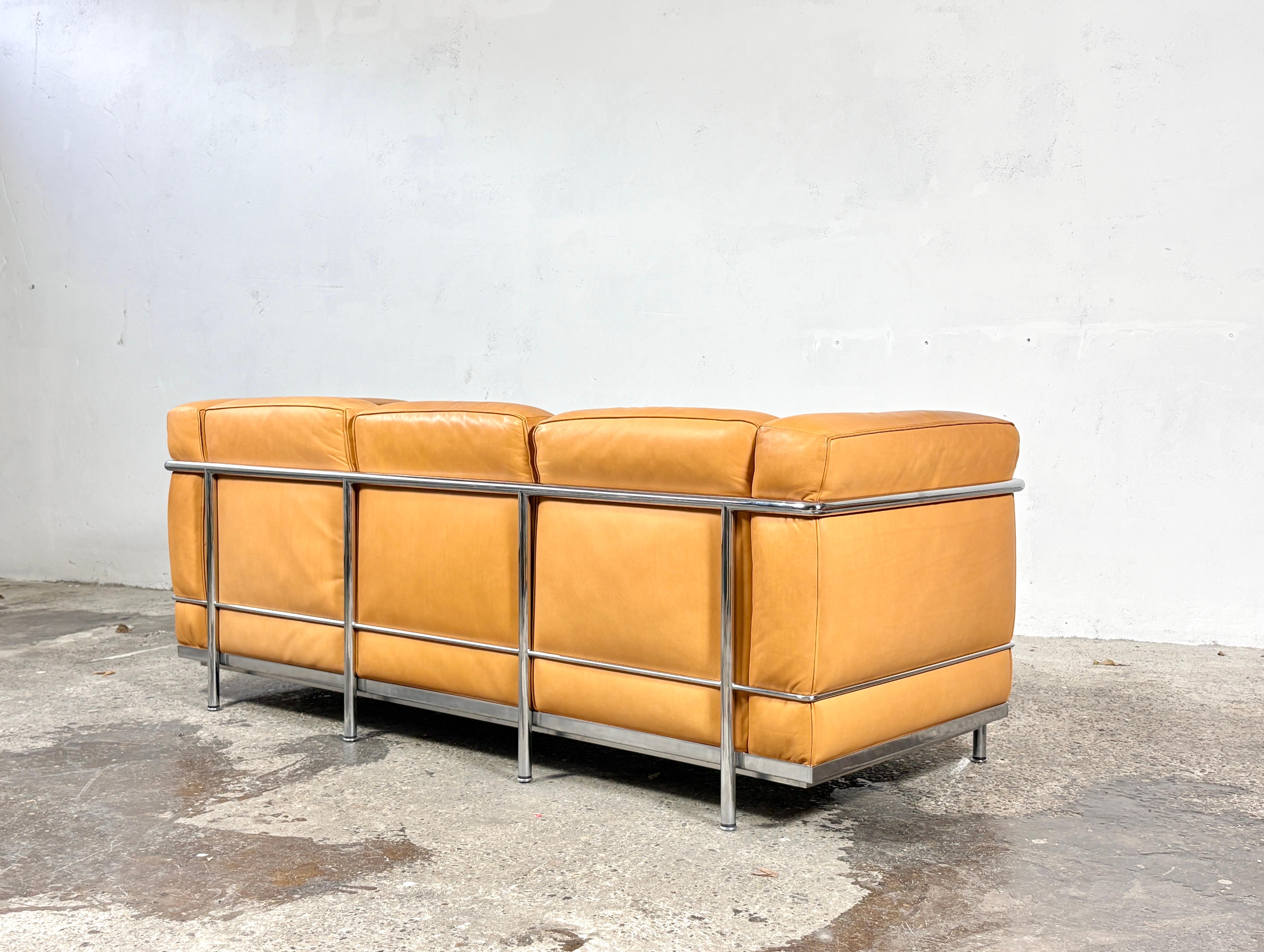 Canapé Cassina LC2 en cuir naturel conçu par Le Corbusier Bon état - En vente à Offenburg, Baden Wurthemberg