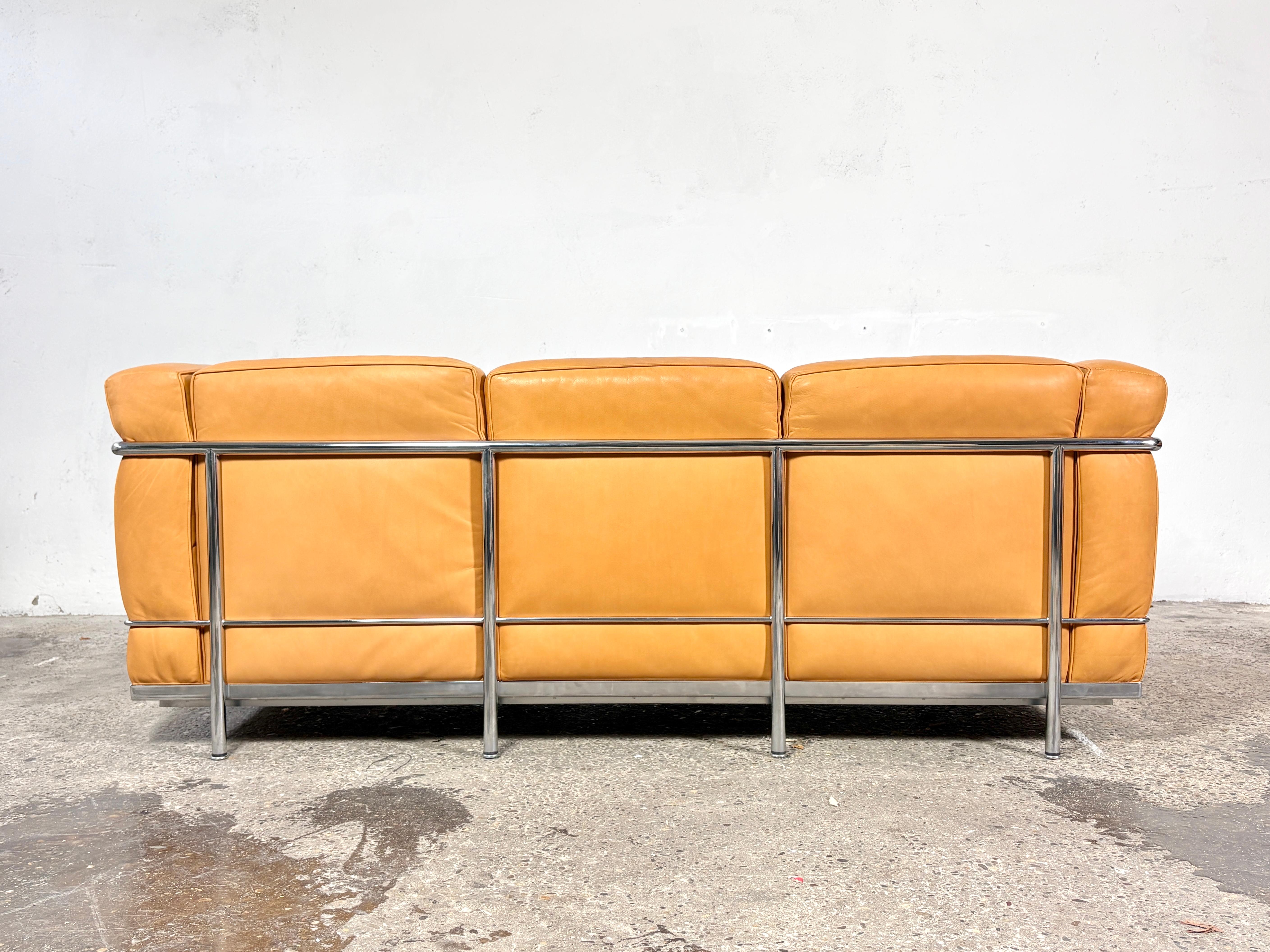 20ième siècle Canapé Cassina LC2 en cuir naturel conçu par Le Corbusier en vente