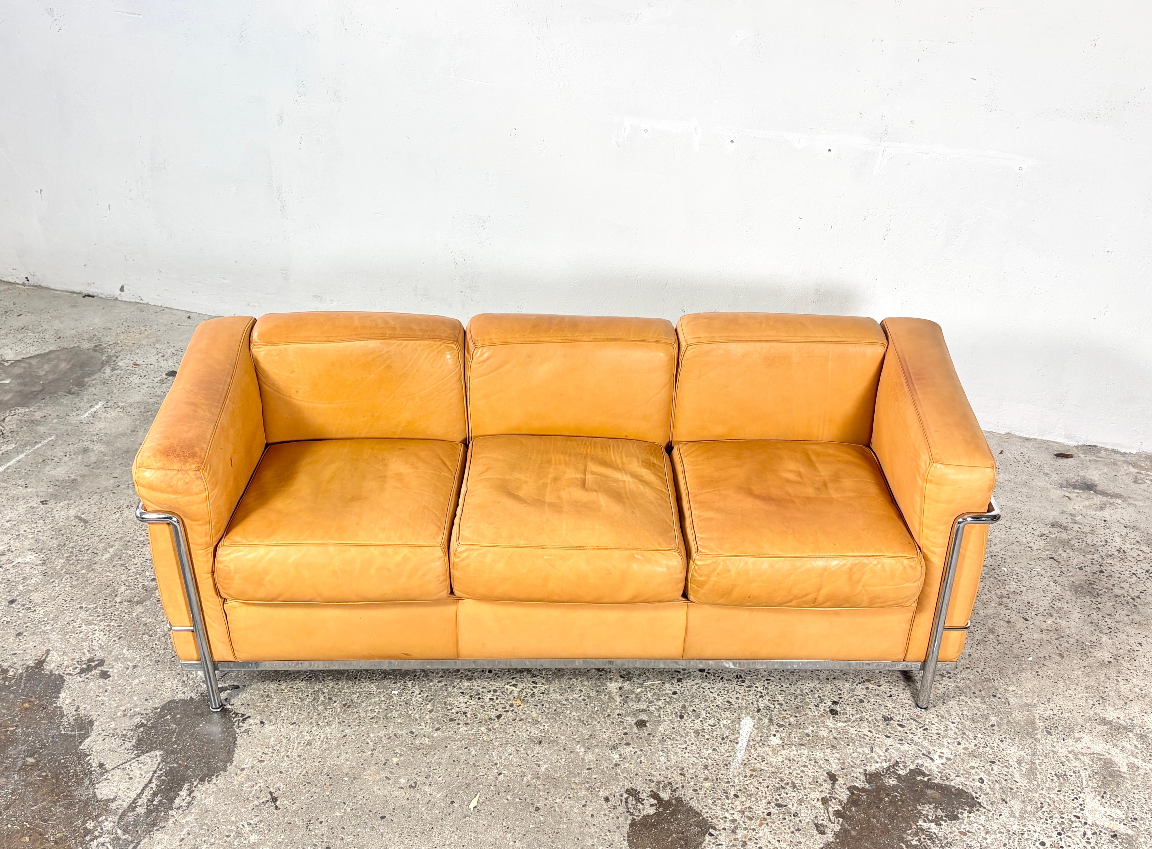 Cuir Canapé Cassina LC2 en cuir naturel conçu par Le Corbusier en vente