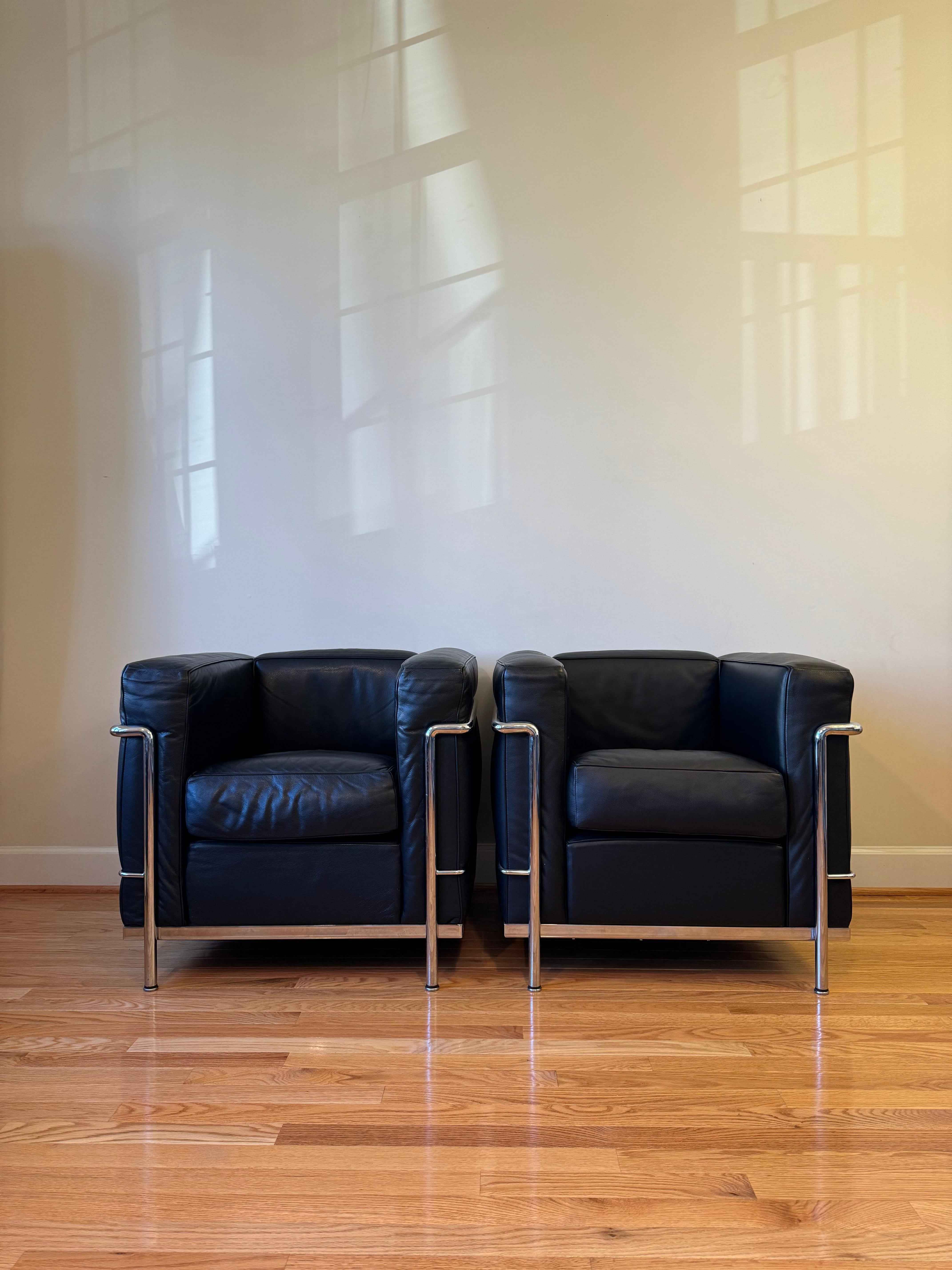 La Collection LC2 (1928) inverse la structure standard des canapés et des chaises. Les cadres extérieurs en acier accueillent des coussins épais et résistants, intégrant le confort du rembourrage à la fonctionnalité du style international. 

La