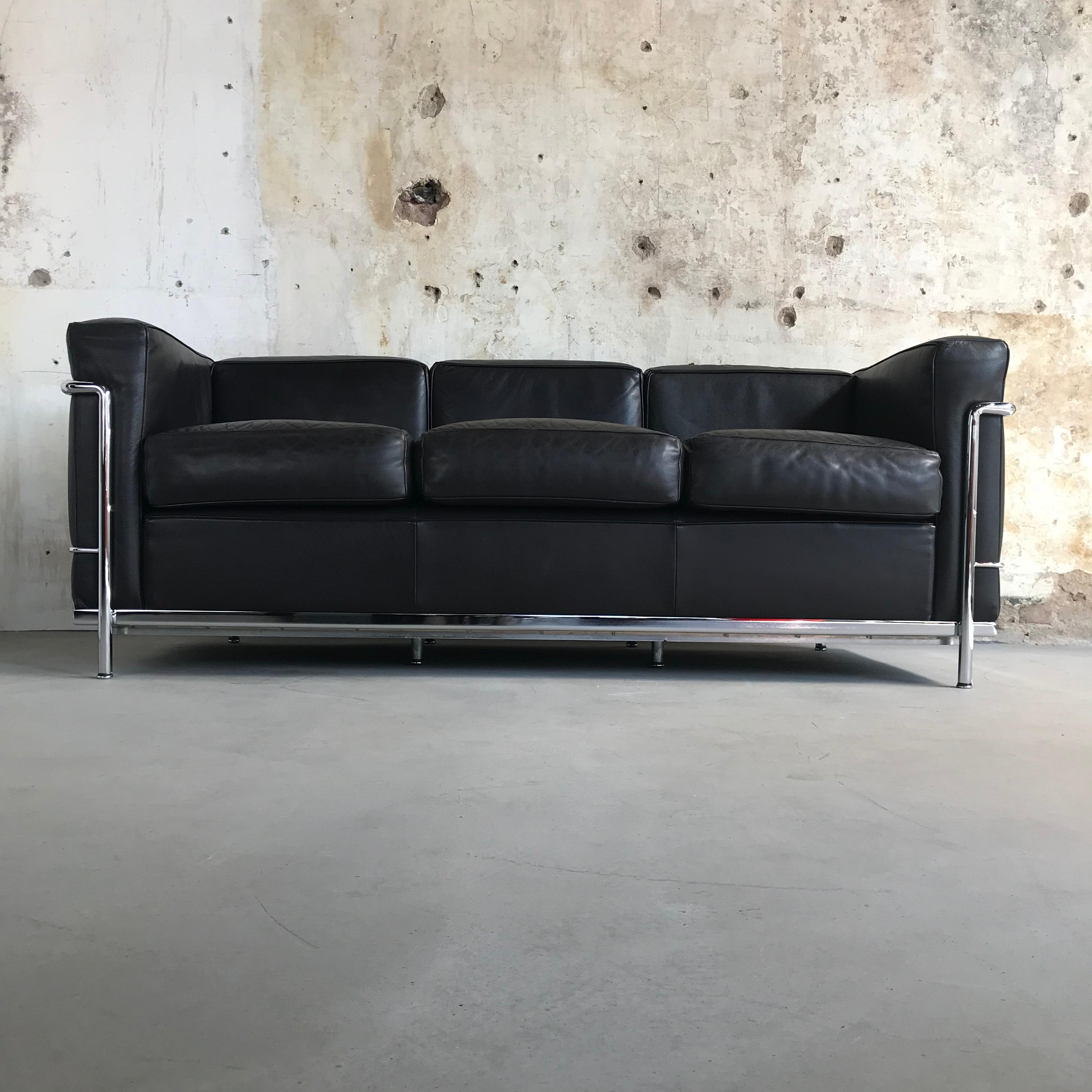 Very beautiful, original Cassina LC2 three-seat sofa in very nice dark brown leather (rare color!). The sofa is produced in 1998 and always well maintained. The chrome is like new and the leather has now (thankfully!) a lovely patina. Of course, the