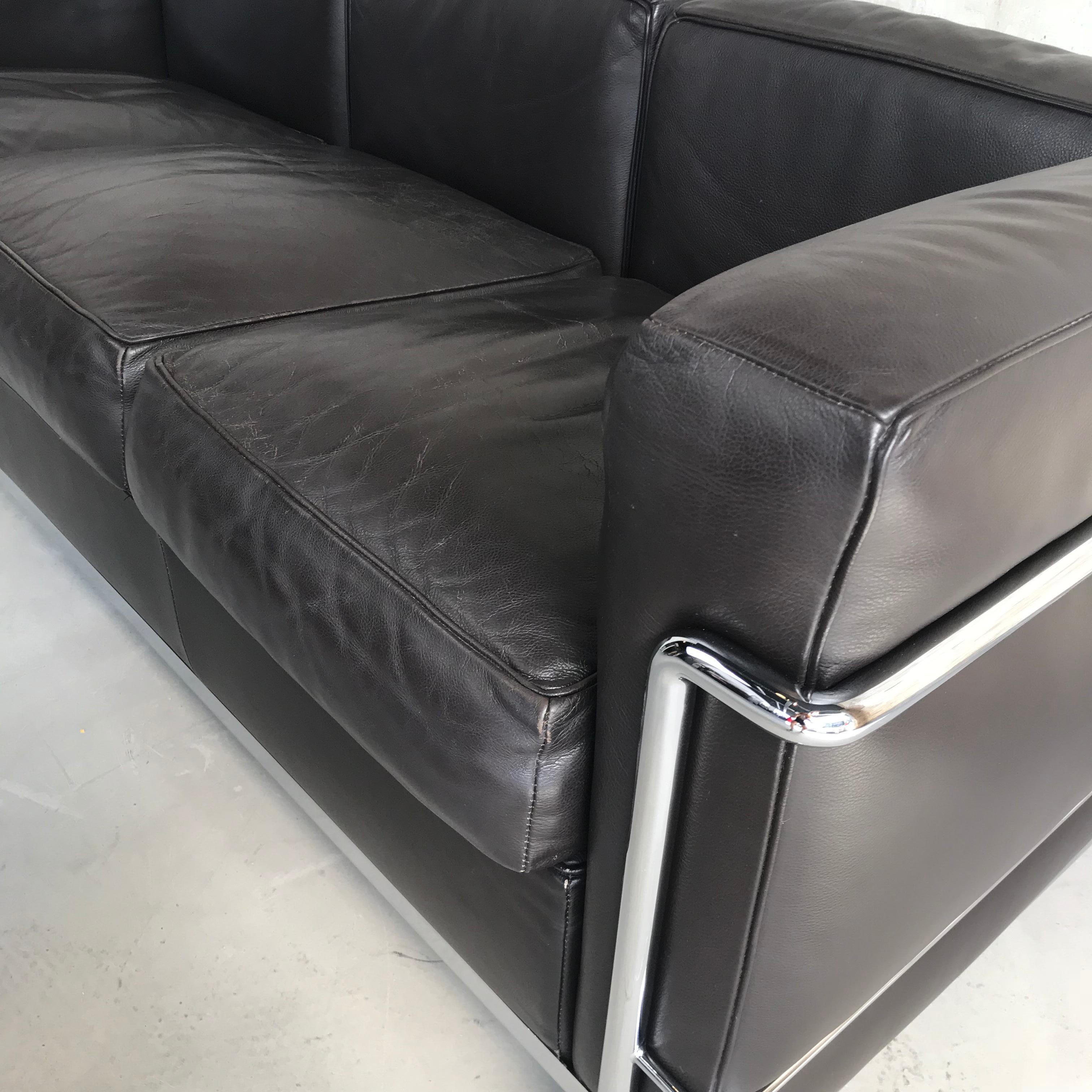 Cassina LC2 Three-Seat Sofa Dark Brown Leather, Le Corbusier, Signed In Good Condition In Enschede, NL