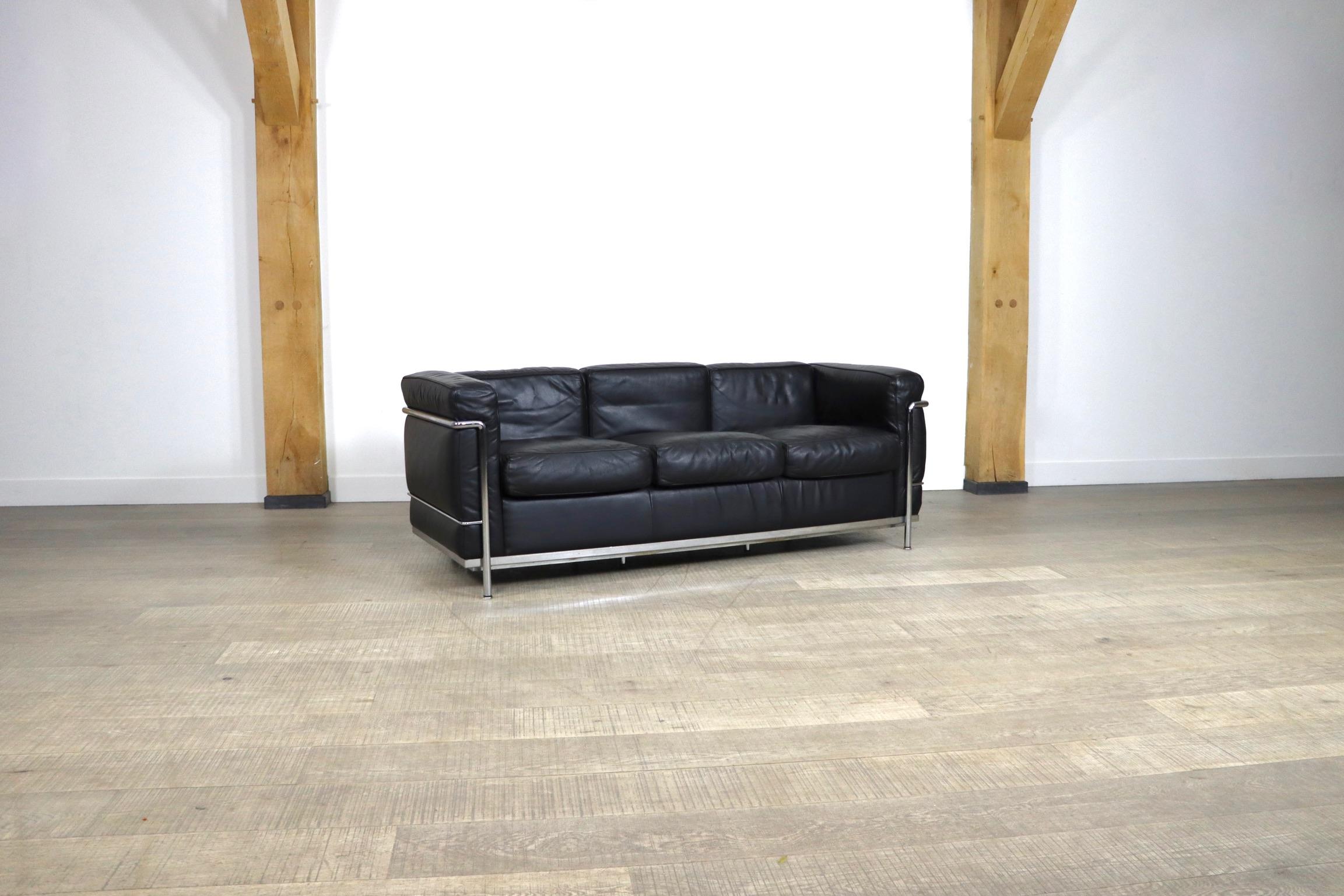 Cassina LC2 Three Seater Sofa by Charlotte Perriand and Le Corbusier In Good Condition In ABCOUDE, UT