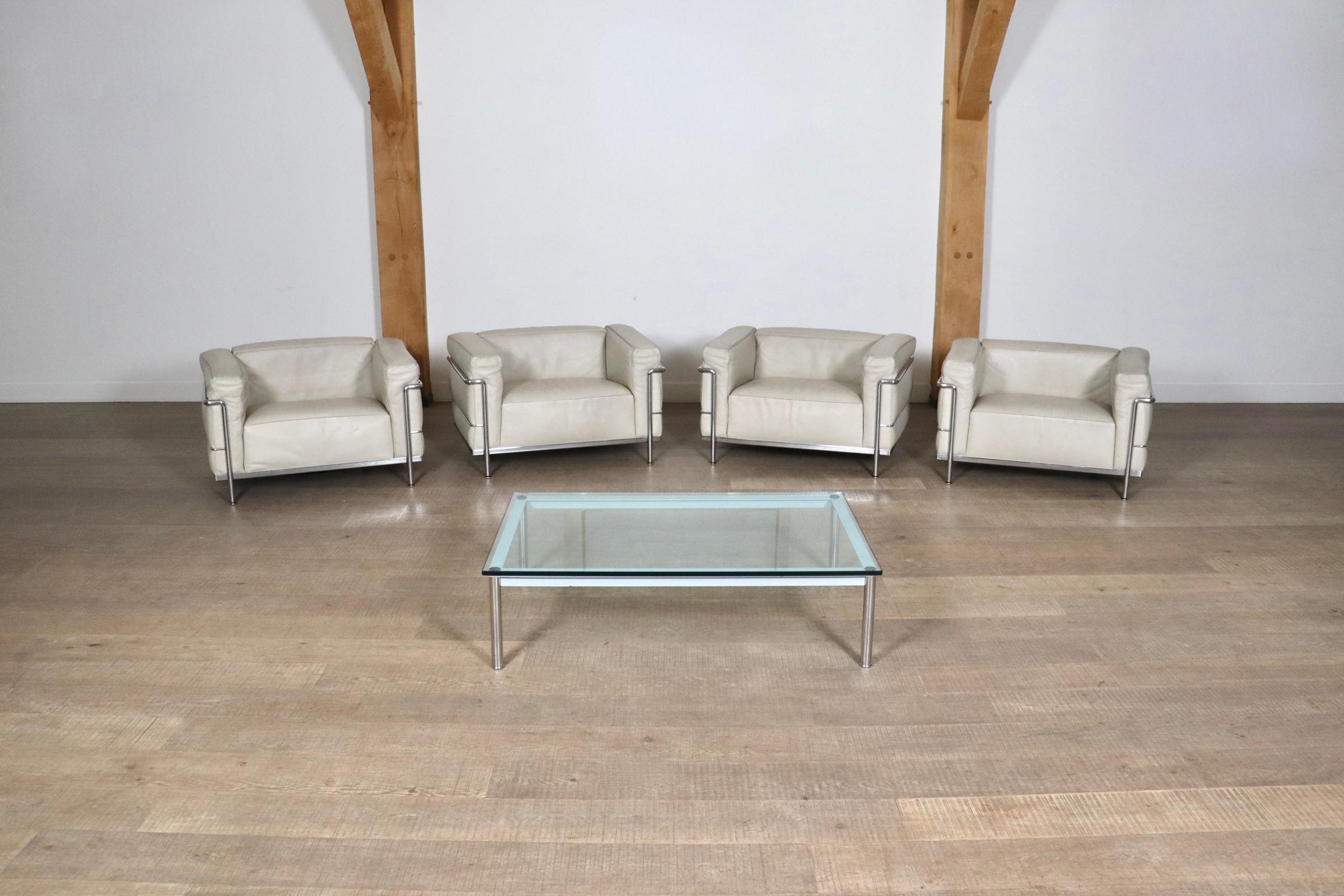 Fauteuils Cassina LC3 par Le Corbusier en cuir crème, Italie, années 1980 en vente 5
