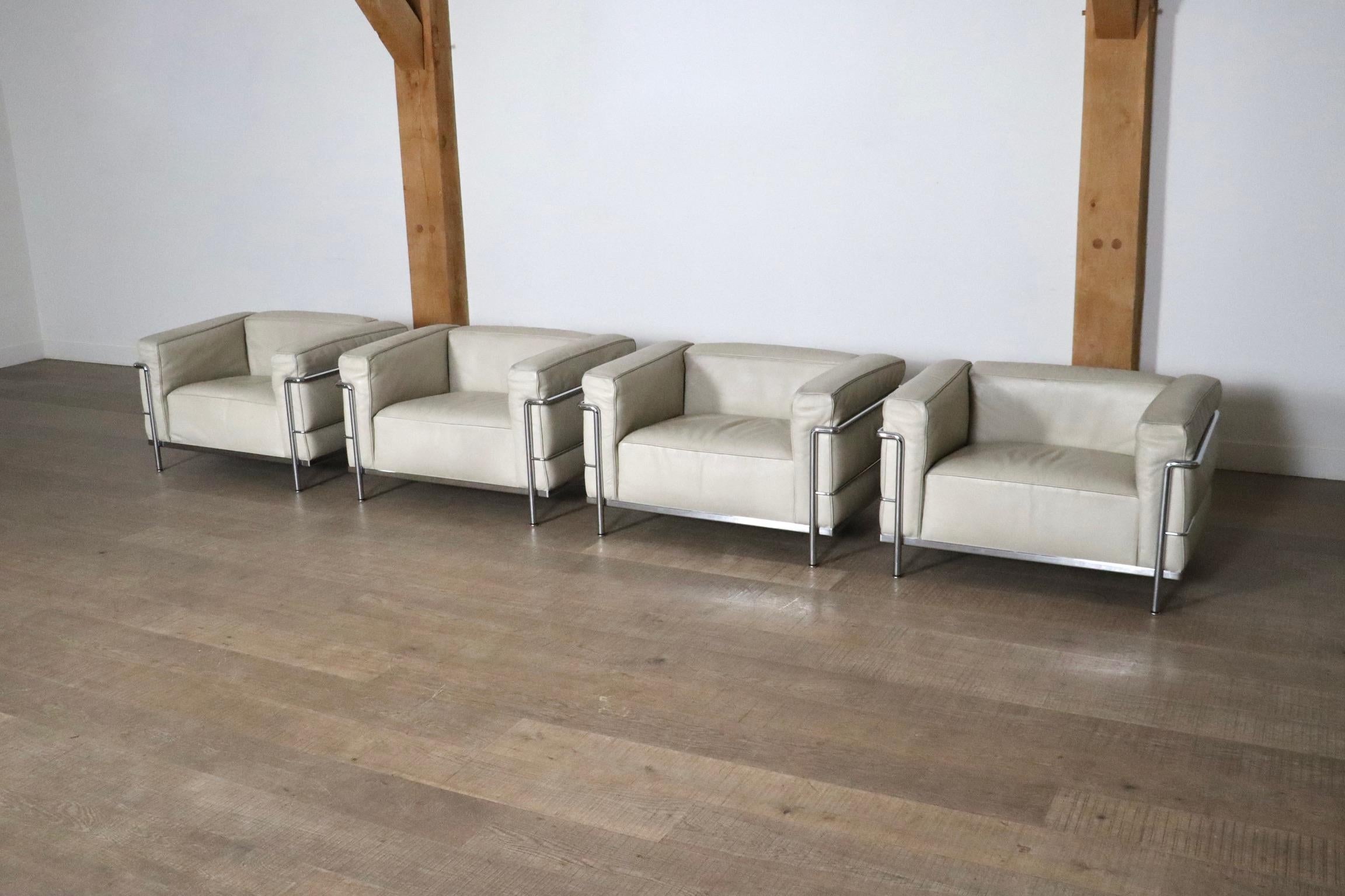 Fauteuils Cassina LC3 par Le Corbusier en cuir crème, Italie, années 1980 en vente 6