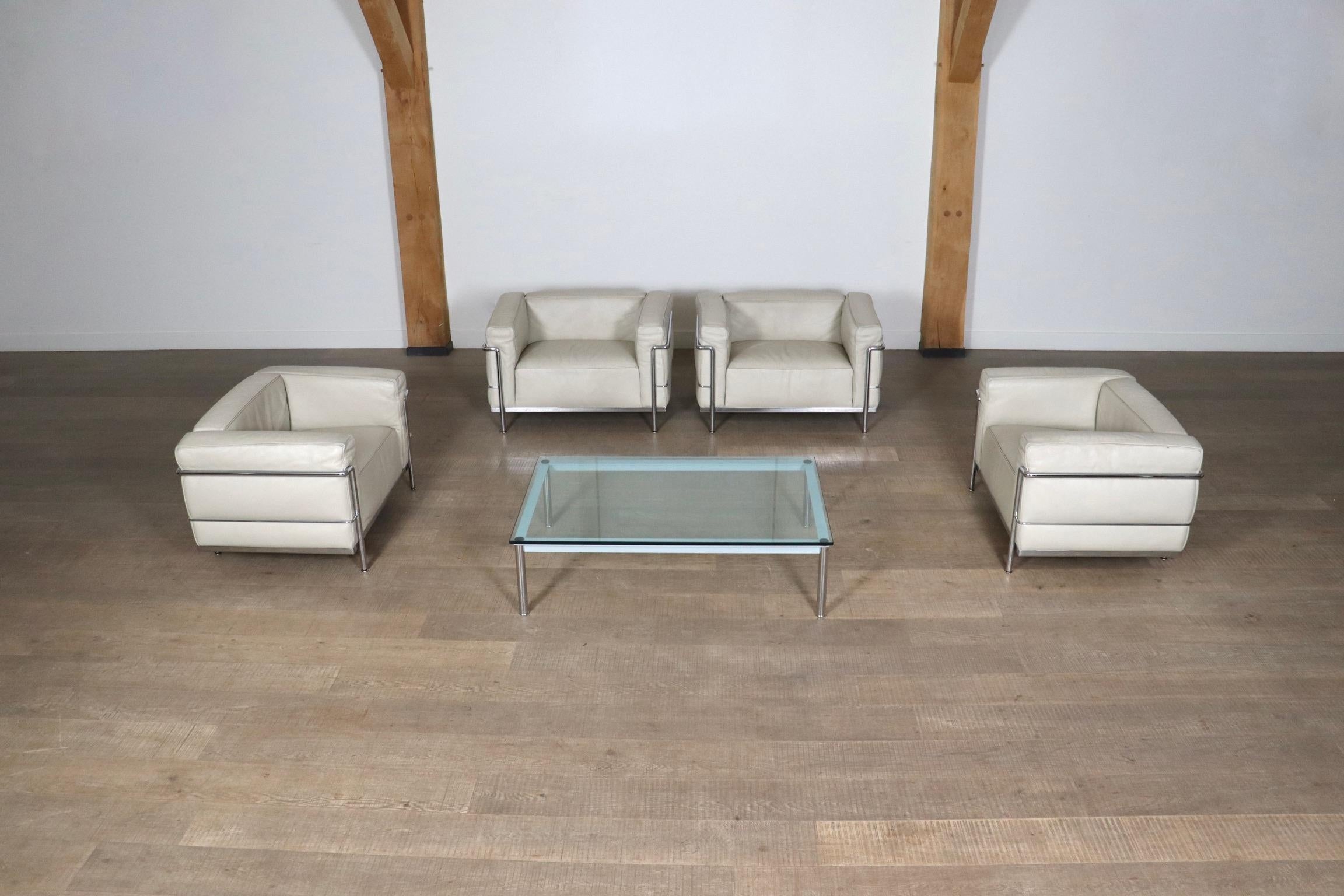 Fauteuils Cassina LC3 par Le Corbusier en cuir crème, Italie, années 1980 en vente 7