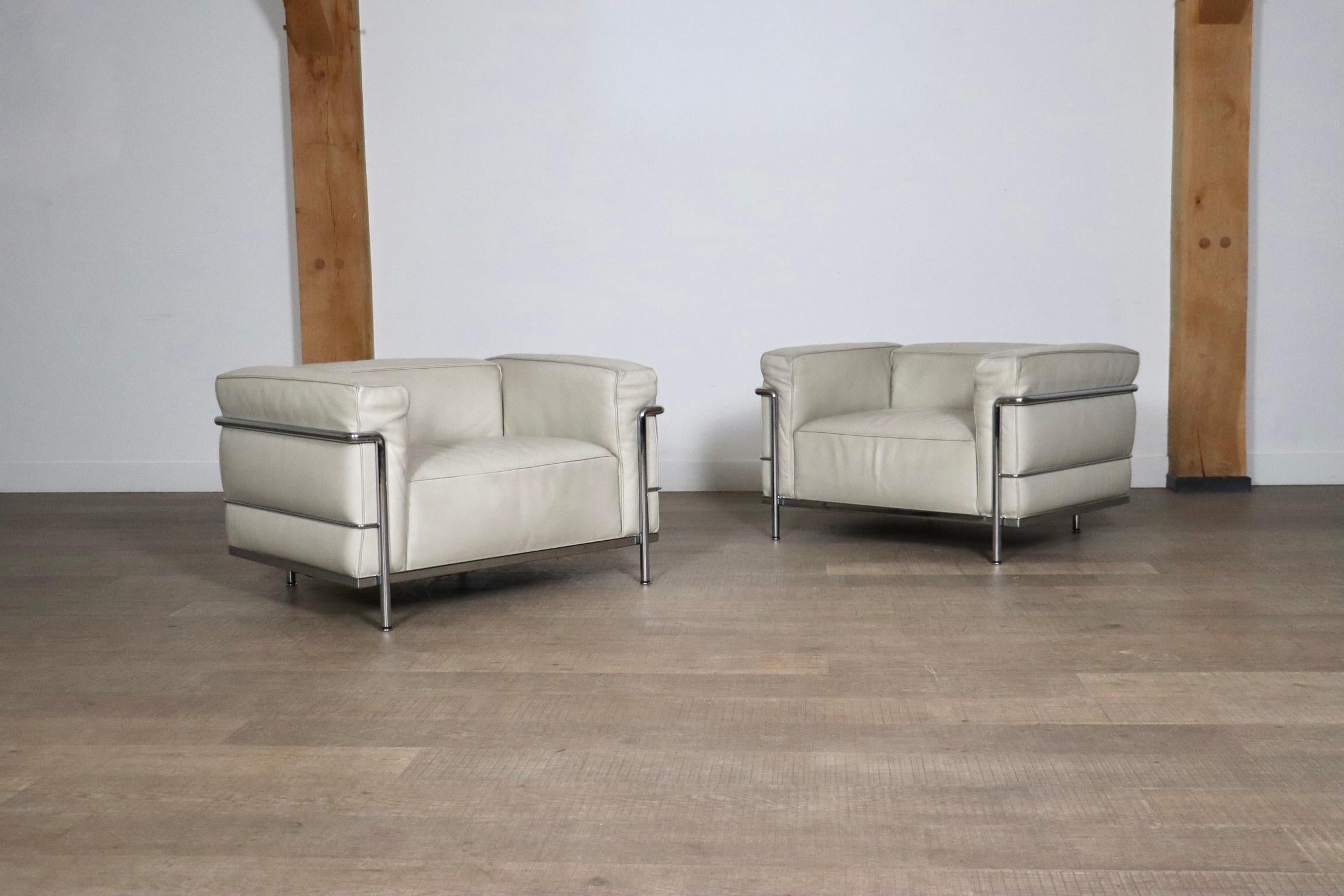 Fauteuil simple LC3 par Cassina, le design moderniste emblématique de Le Corbusier, Pierre Jeanneret et Charlotte Perriand, 1928. Fabriqué avec des matériaux de haute qualité dans les années 1980 par le célèbre fabricant italien Cassina, ce fauteuil