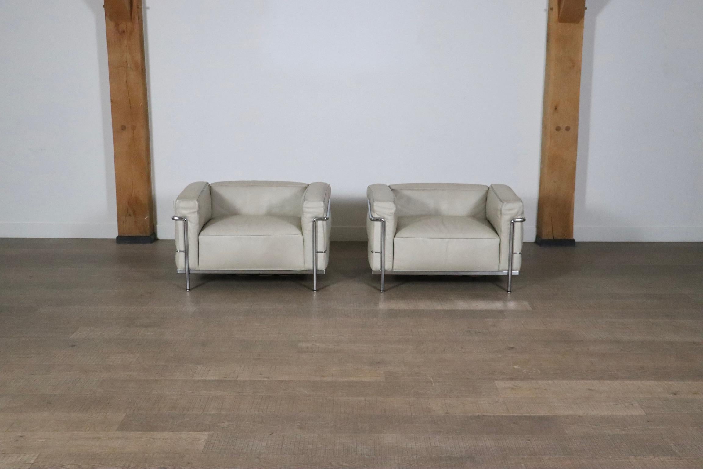 Fauteuils Cassina LC3 par Le Corbusier en cuir crème, Italie, années 1980 Bon état - En vente à ABCOUDE, UT
