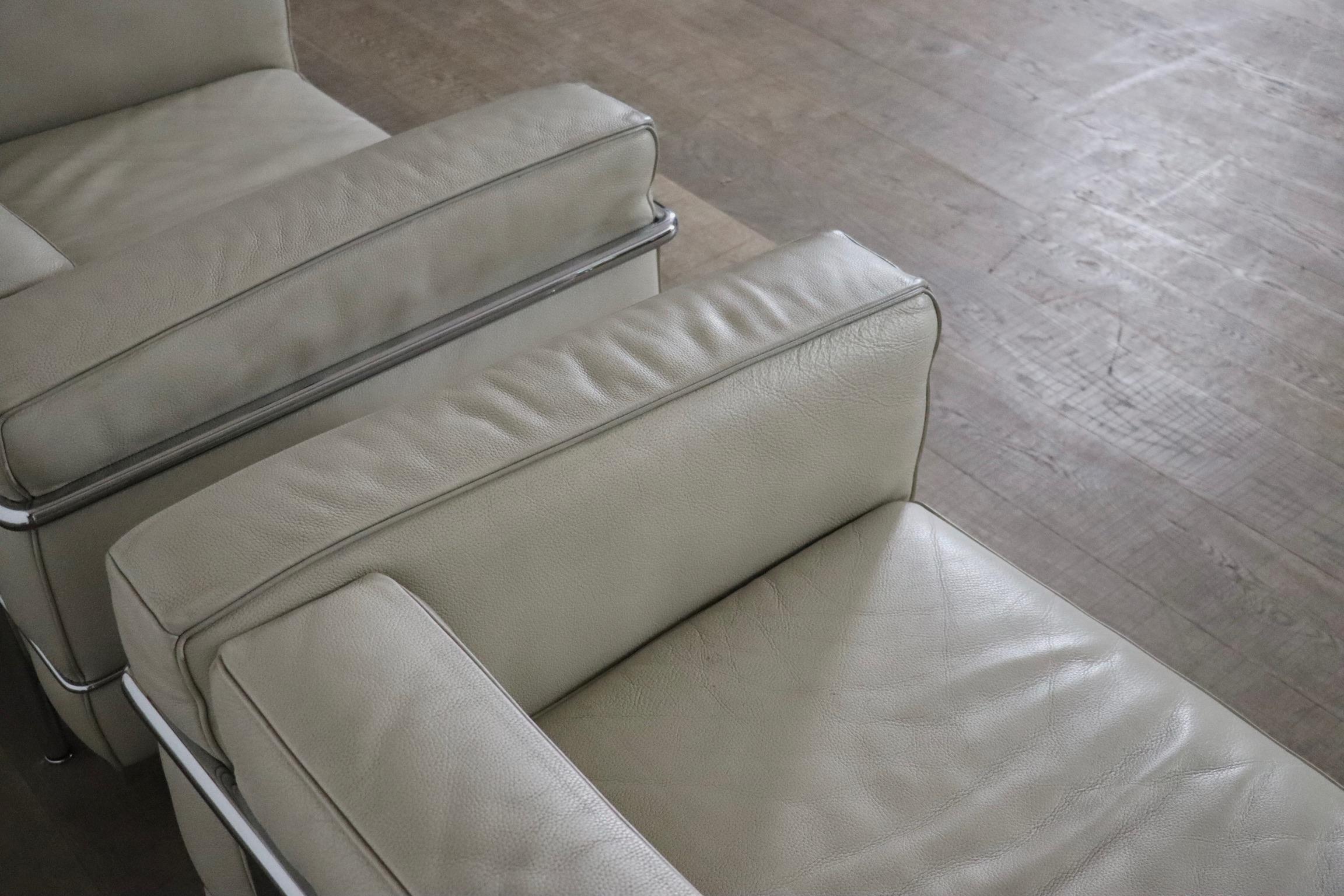 Fin du 20e siècle Fauteuils Cassina LC3 par Le Corbusier en cuir crème, Italie, années 1980 en vente