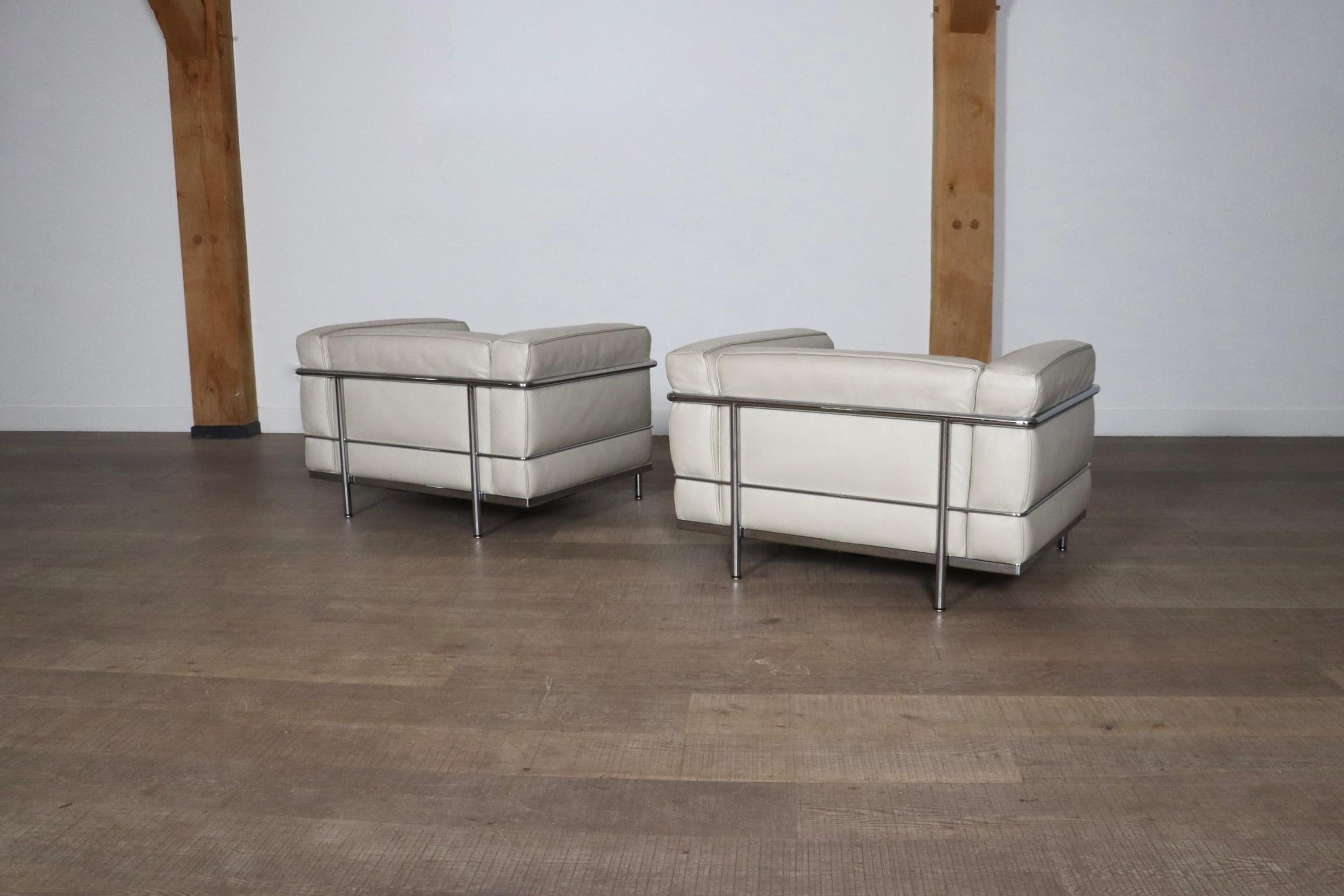 Cuir Fauteuils Cassina LC3 par Le Corbusier en cuir crème, Italie, années 1980 en vente