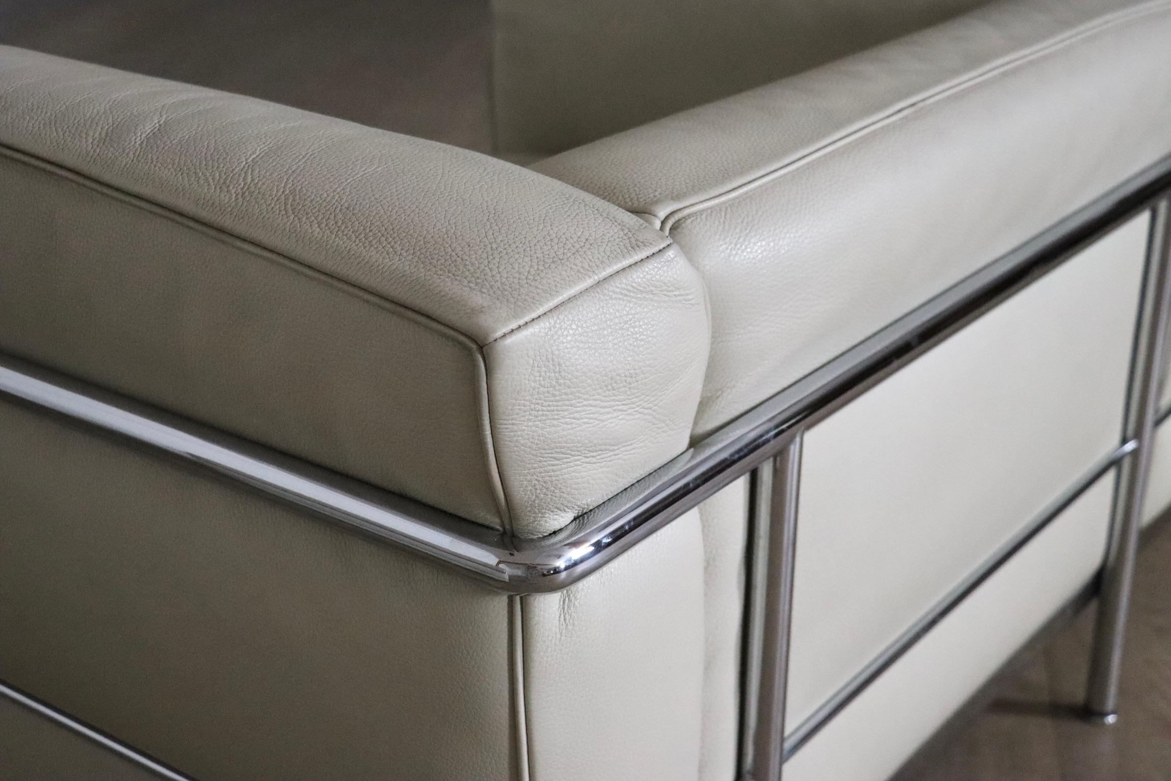 Fauteuils Cassina LC3 par Le Corbusier en cuir crème, Italie, années 1980 en vente 1