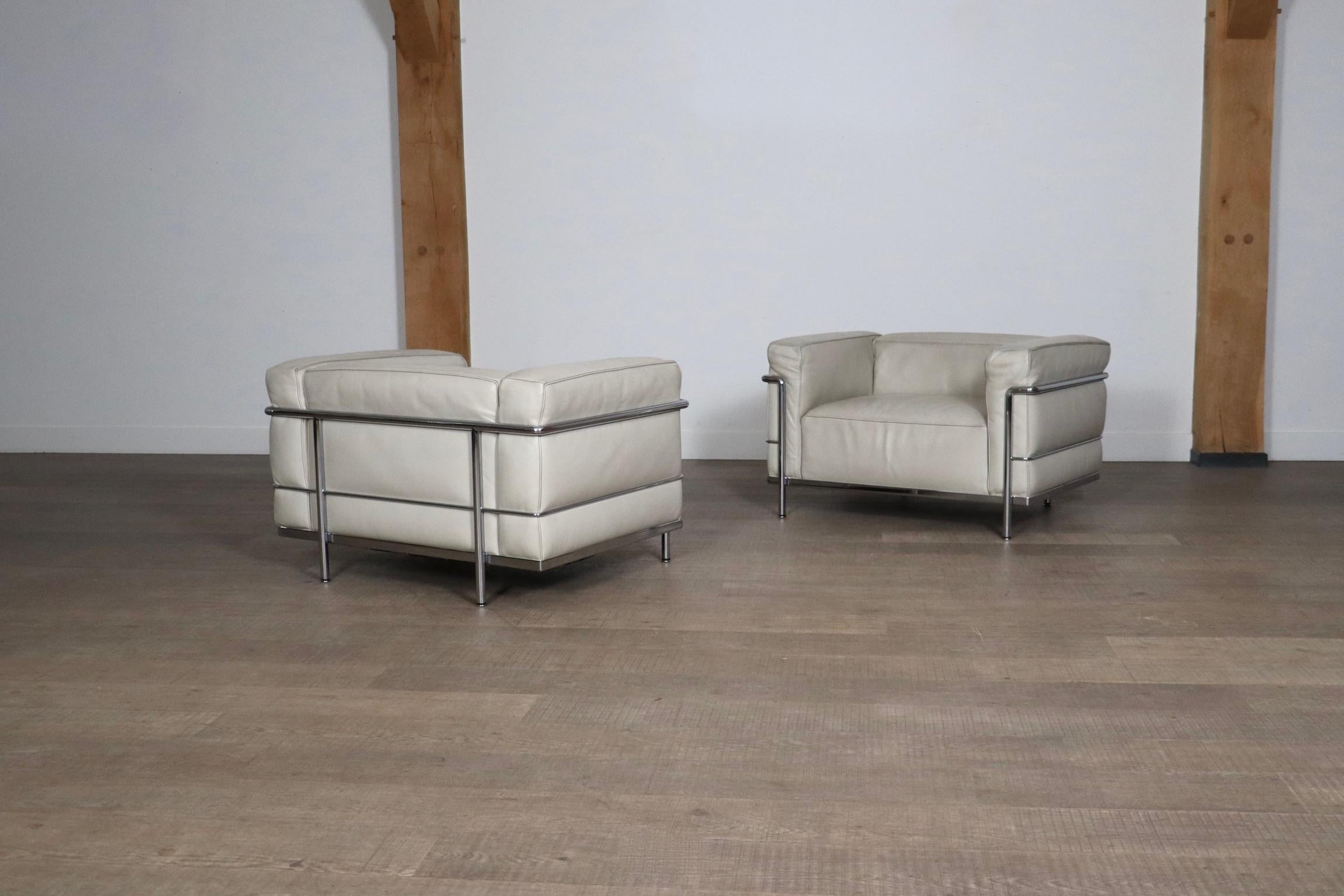Fauteuils Cassina LC3 par Le Corbusier en cuir crème, Italie, années 1980 en vente 2