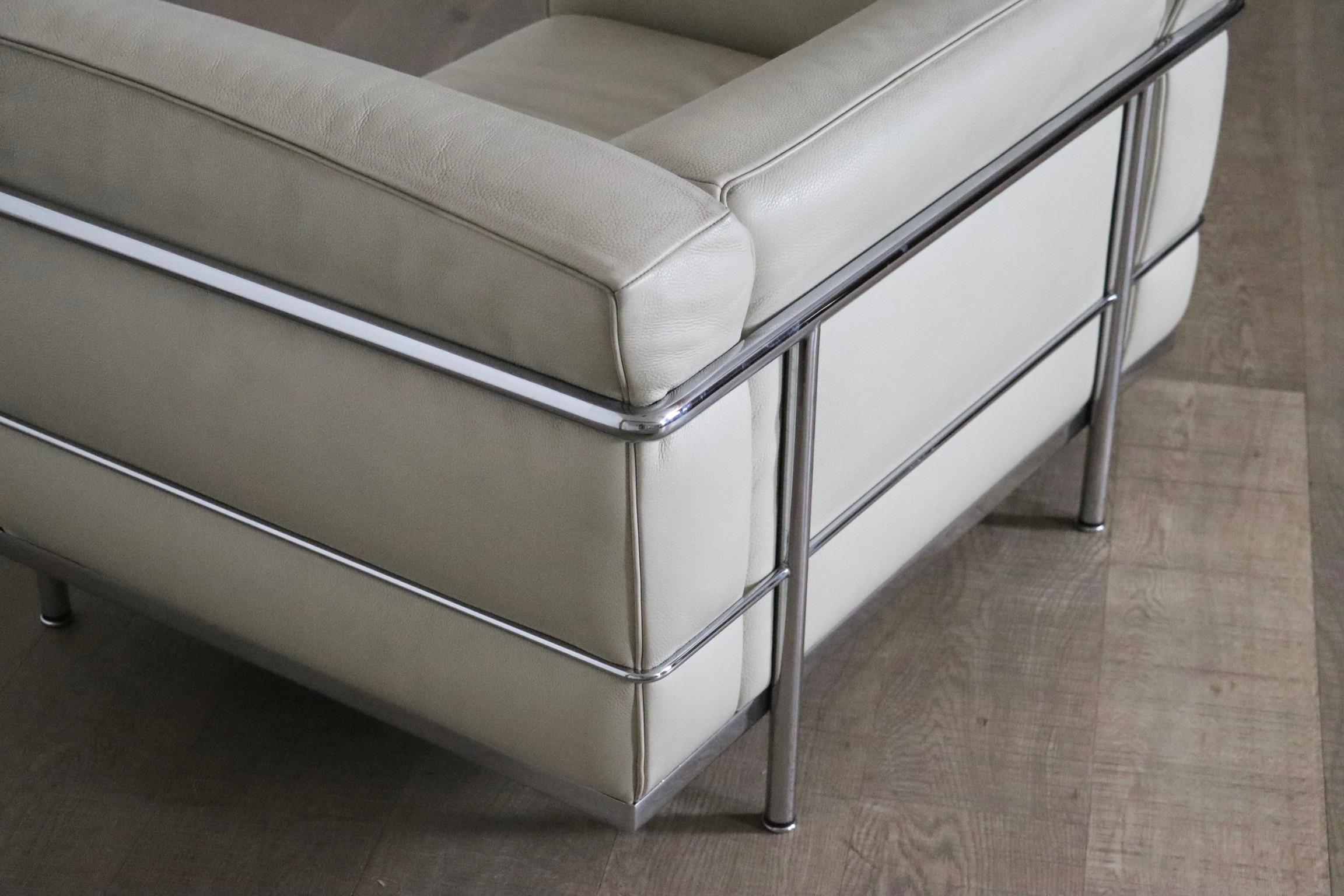 Fauteuils Cassina LC3 par Le Corbusier en cuir crème, Italie, années 1980 en vente 3