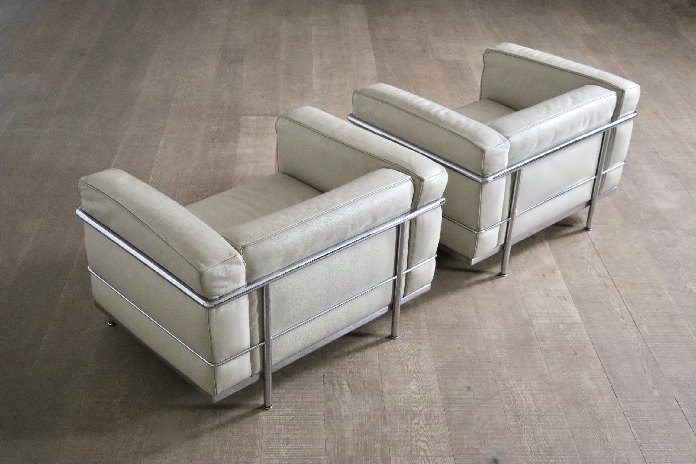 Fauteuils Cassina LC3 par Le Corbusier en cuir crème, Italie, années 1980 en vente 4