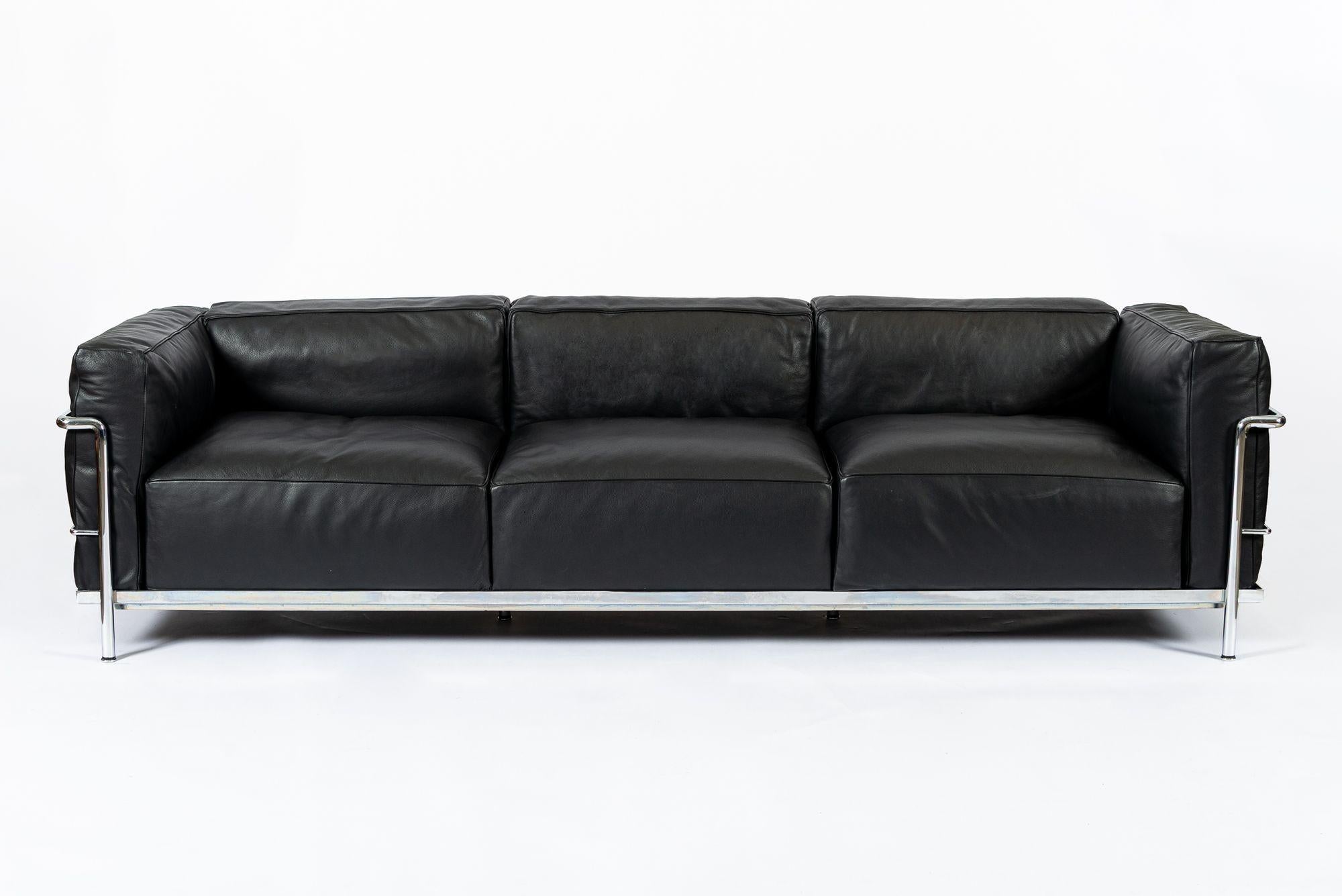 This authentic LC3 Grand Modele three-seat black leather sofa originally designed by Le Corbusier, Charlotte Perriand and Pierre Jeanneret in 1928 was produced by Cassina in 2007. The LC3 sofa is of impeccable quality, heavy and sturdy and deeply