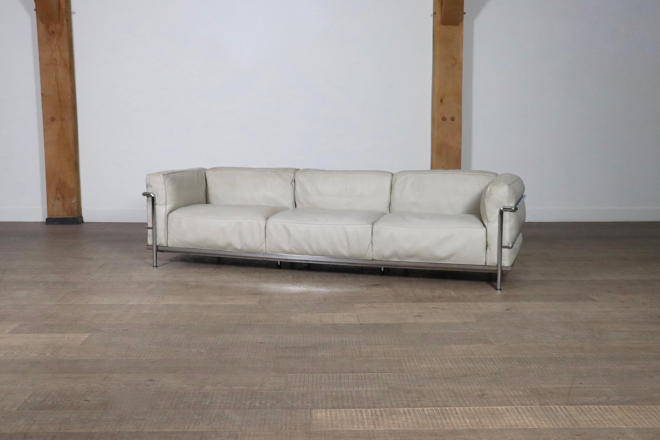 Cassina LC3 Sofa By Le Corbusier In Off White Leather, Italy 1980s In Good Condition In ABCOUDE, UT