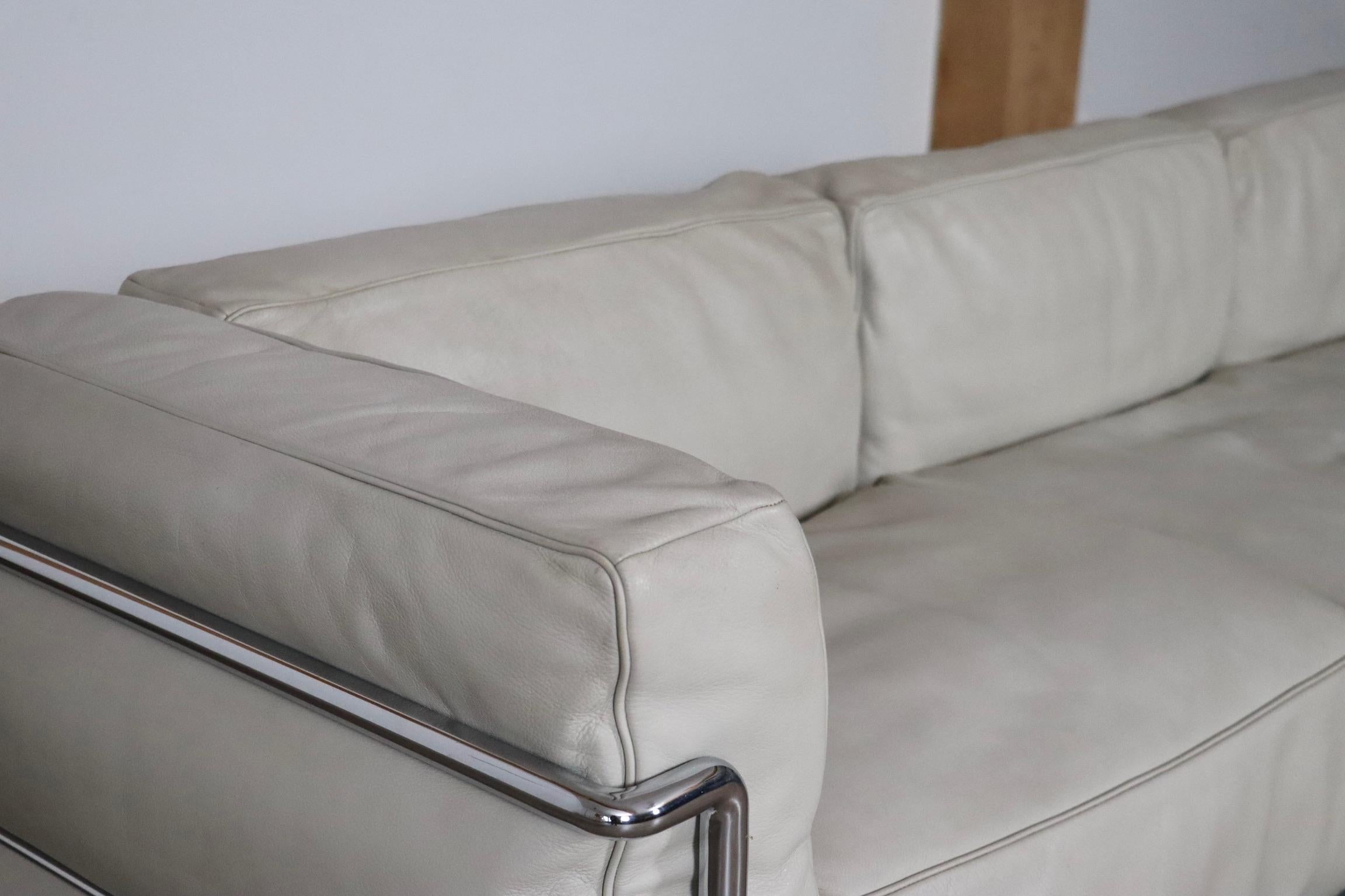 Late 20th Century Cassina LC3 Sofa By Le Corbusier In Off White Leather, Italy 1980s