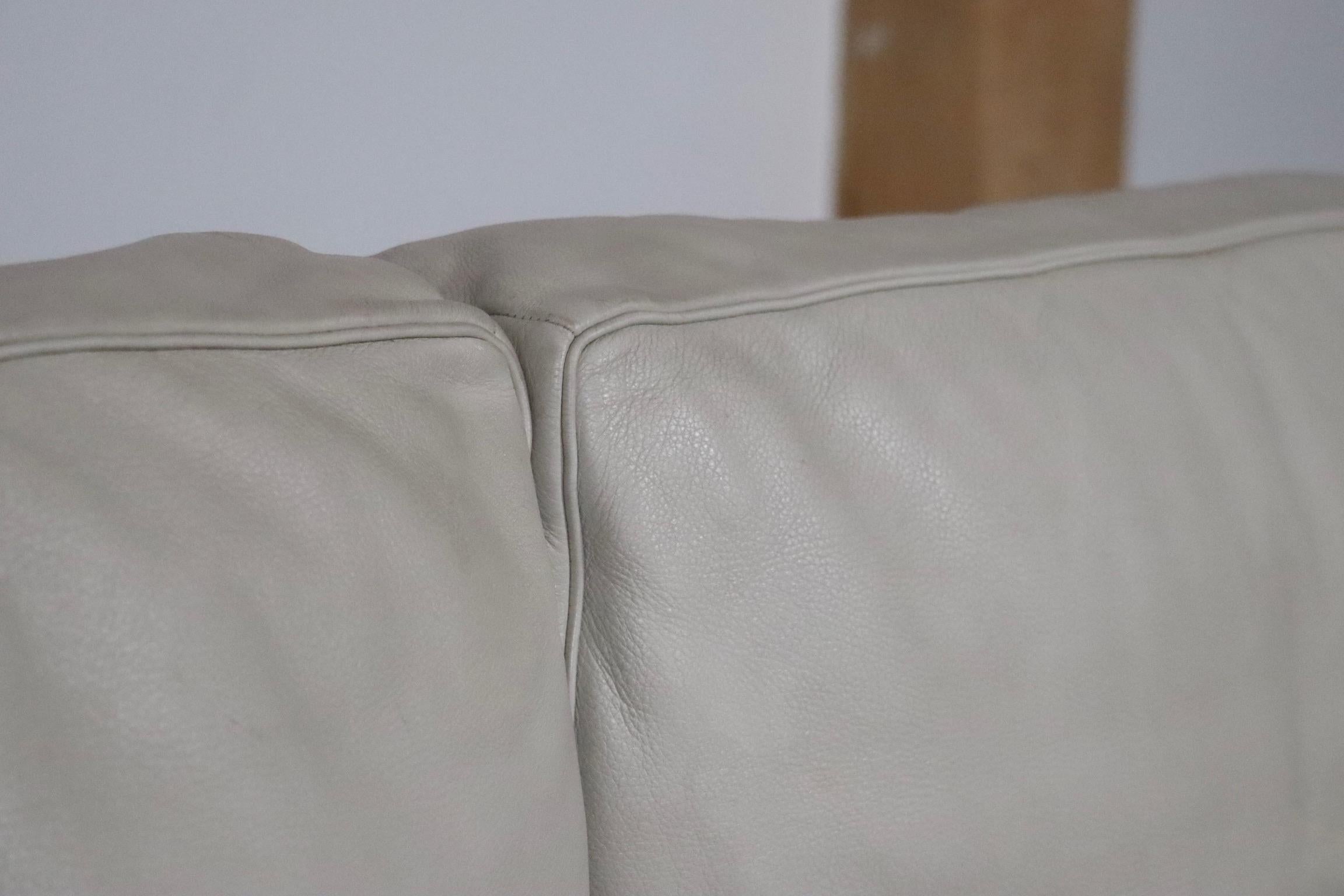 Cassina LC3 Sofa By Le Corbusier In Off White Leather, Italy 1980s 1