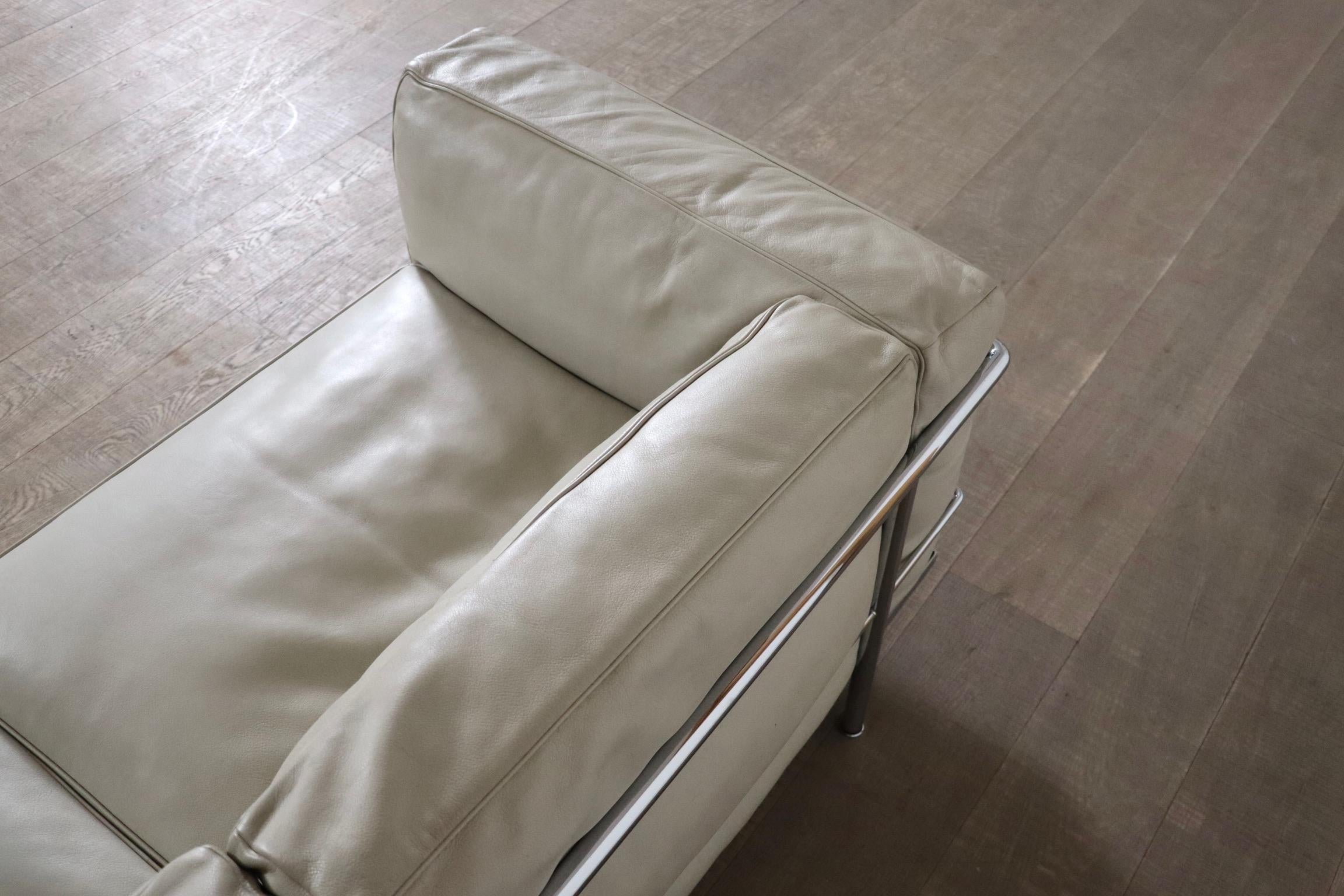 Cassina LC3 Sofa By Le Corbusier In Off White Leather, Italy 1980s 4