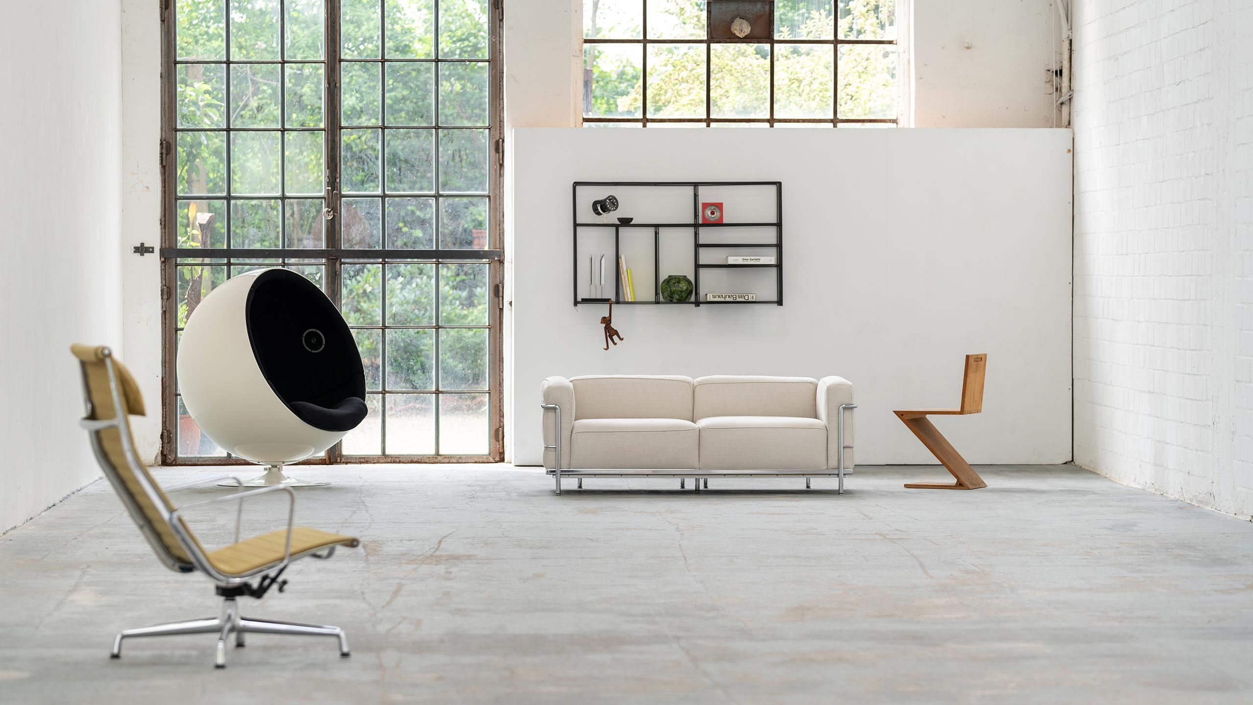 Cassina LC3 Sofa von Le Corbusier, Pierre Jeanneret und Charlotte Perriand mit Tarò Leinenbezug.

Im Gegensatz zum LC2-Sofa ist das LC3-Sofa mit wesentlich großzügigeren Proportionen (und ein wenig niedriger) gestaltet. 

LC3 Sofa 2-Sitzer: