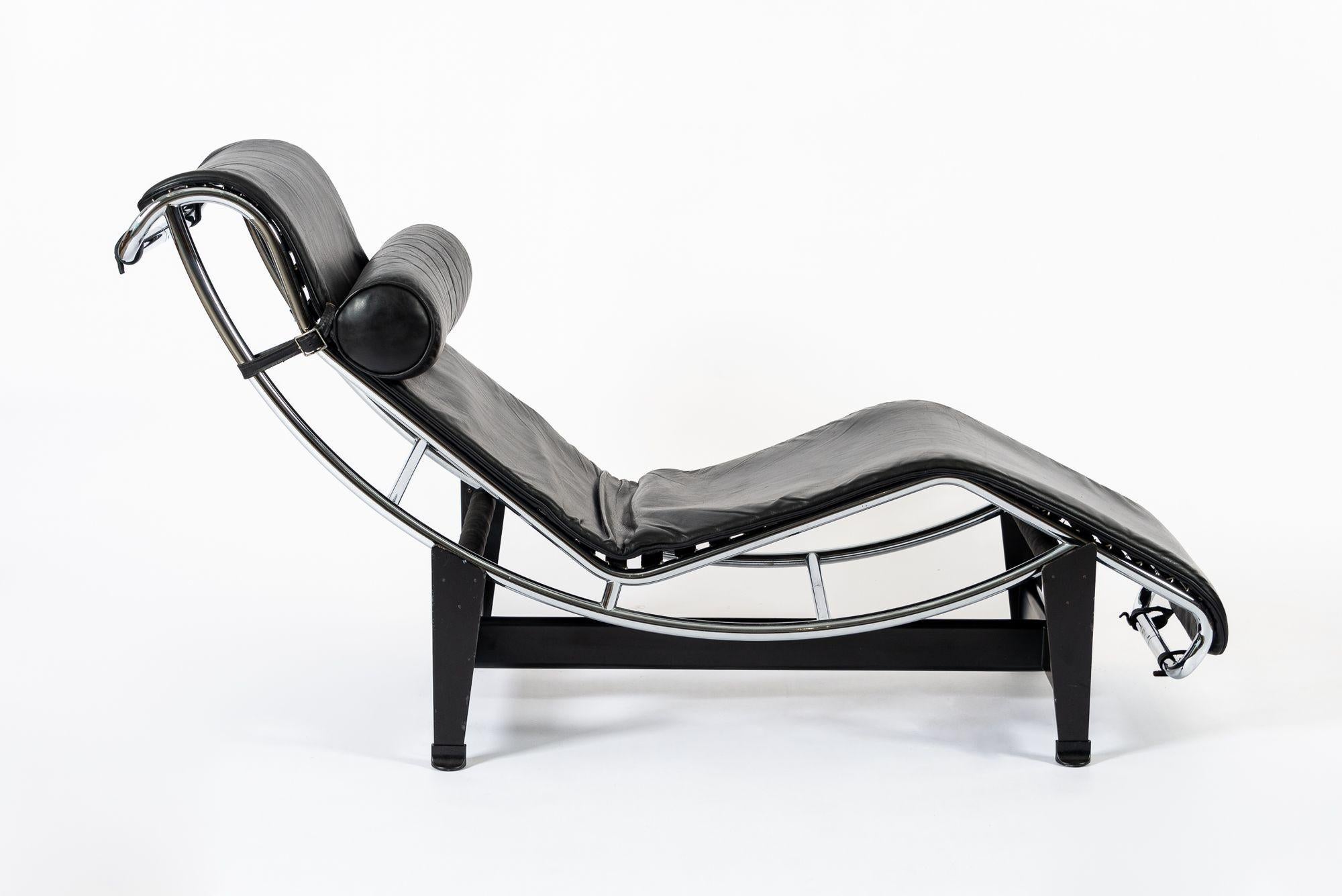 Cassina LC4 Chaise longue en cuir noir par Le Corbusier 1991 en vente 5