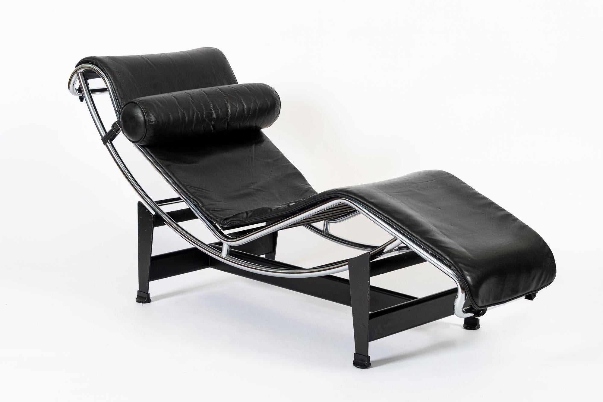 Cette authentique chaise de salon Cassina LC4 a été produite en 1991 et présente un pad et un appui-tête classiques en cuir noir sur un cadre en acier tubulaire avec une finition en chrome poli et une base en acier laqué noir. La chaise longue LC4