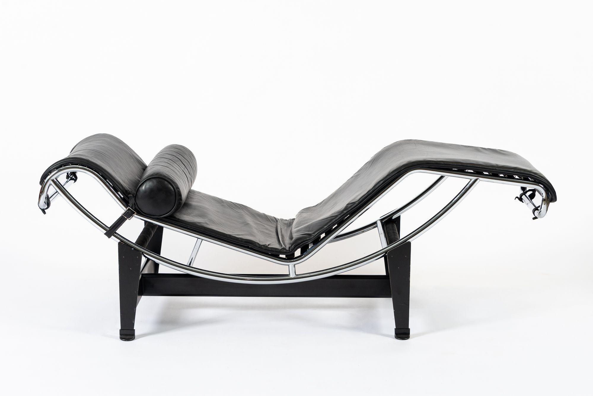 Bauhaus Cassina LC4 Chaise longue en cuir noir par Le Corbusier 1991 en vente