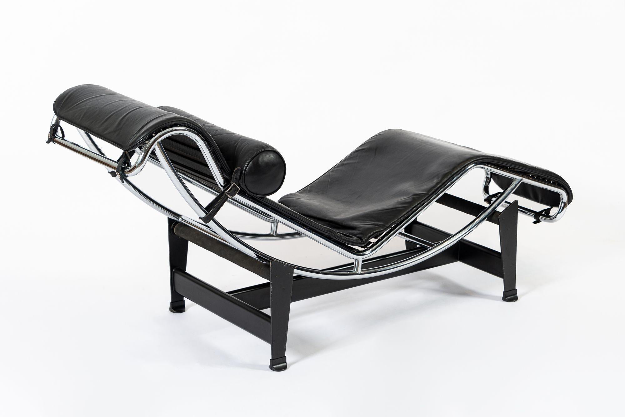 Cassina LC4 Chaise longue en cuir noir par Le Corbusier 1991 Bon état - En vente à Detroit, MI