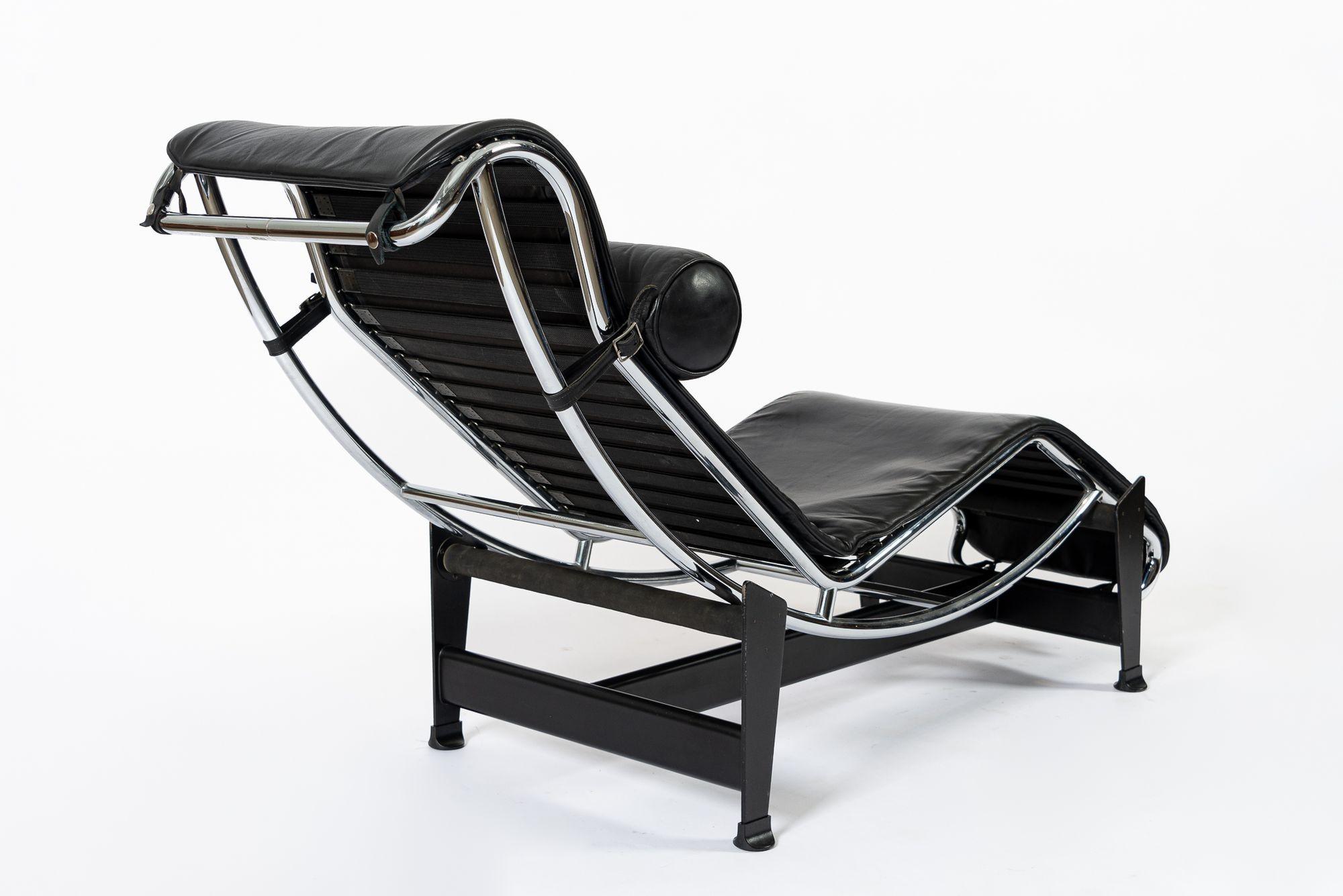 Fin du 20e siècle Cassina LC4 Chaise longue en cuir noir par Le Corbusier 1991 en vente