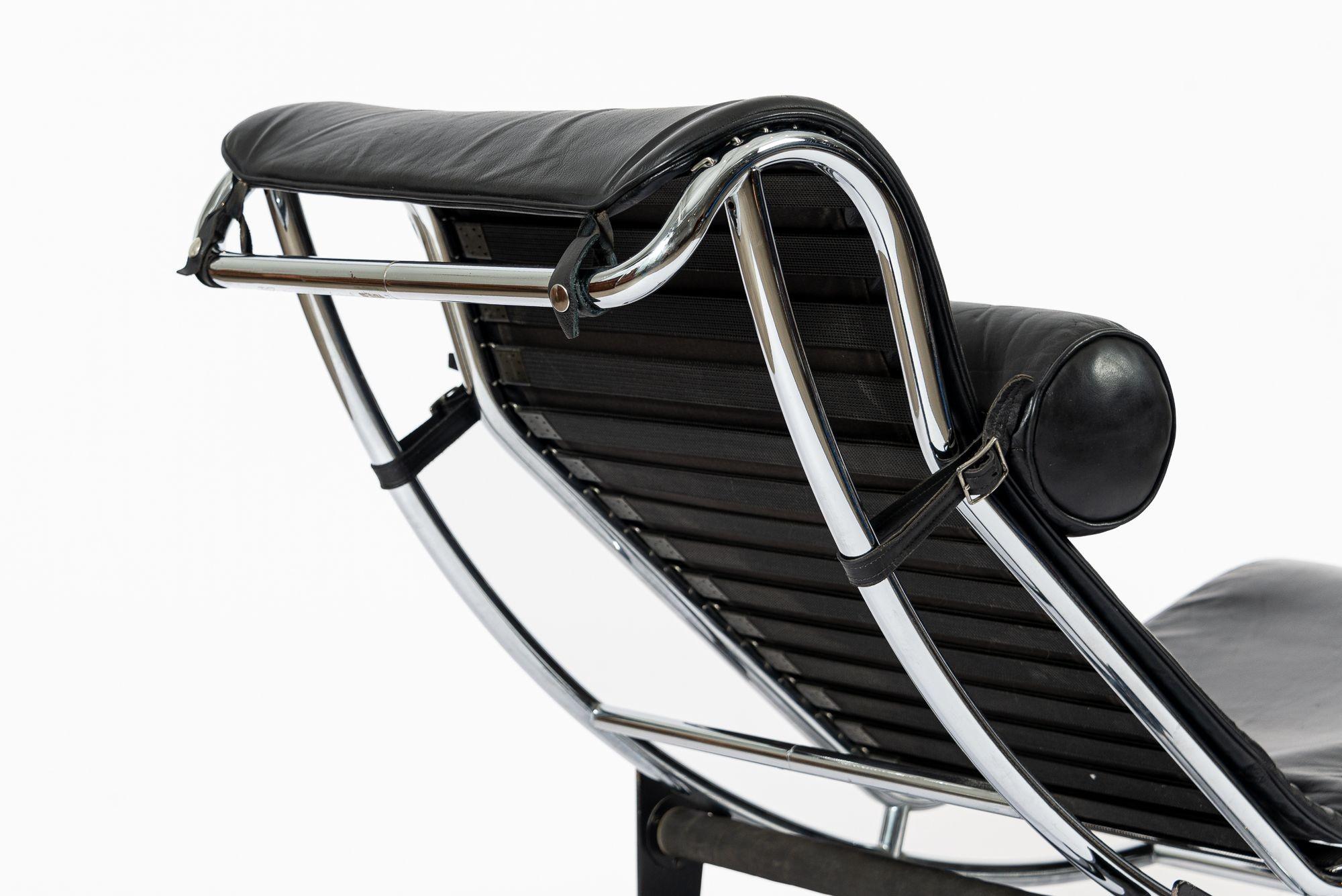 Acier Cassina LC4 Chaise longue en cuir noir par Le Corbusier 1991 en vente