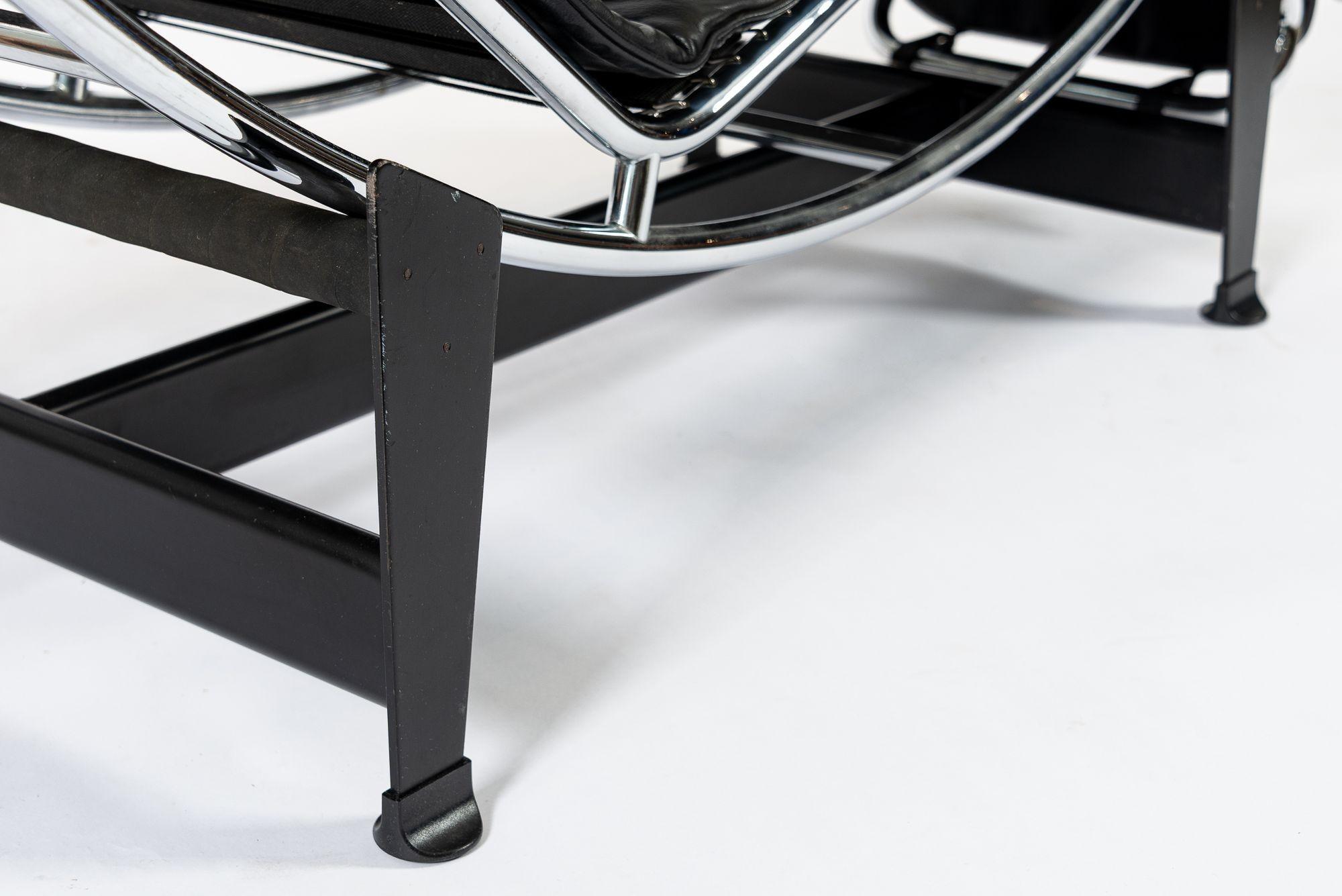 Cassina LC4 Chaise longue en cuir noir par Le Corbusier 1991 en vente 1