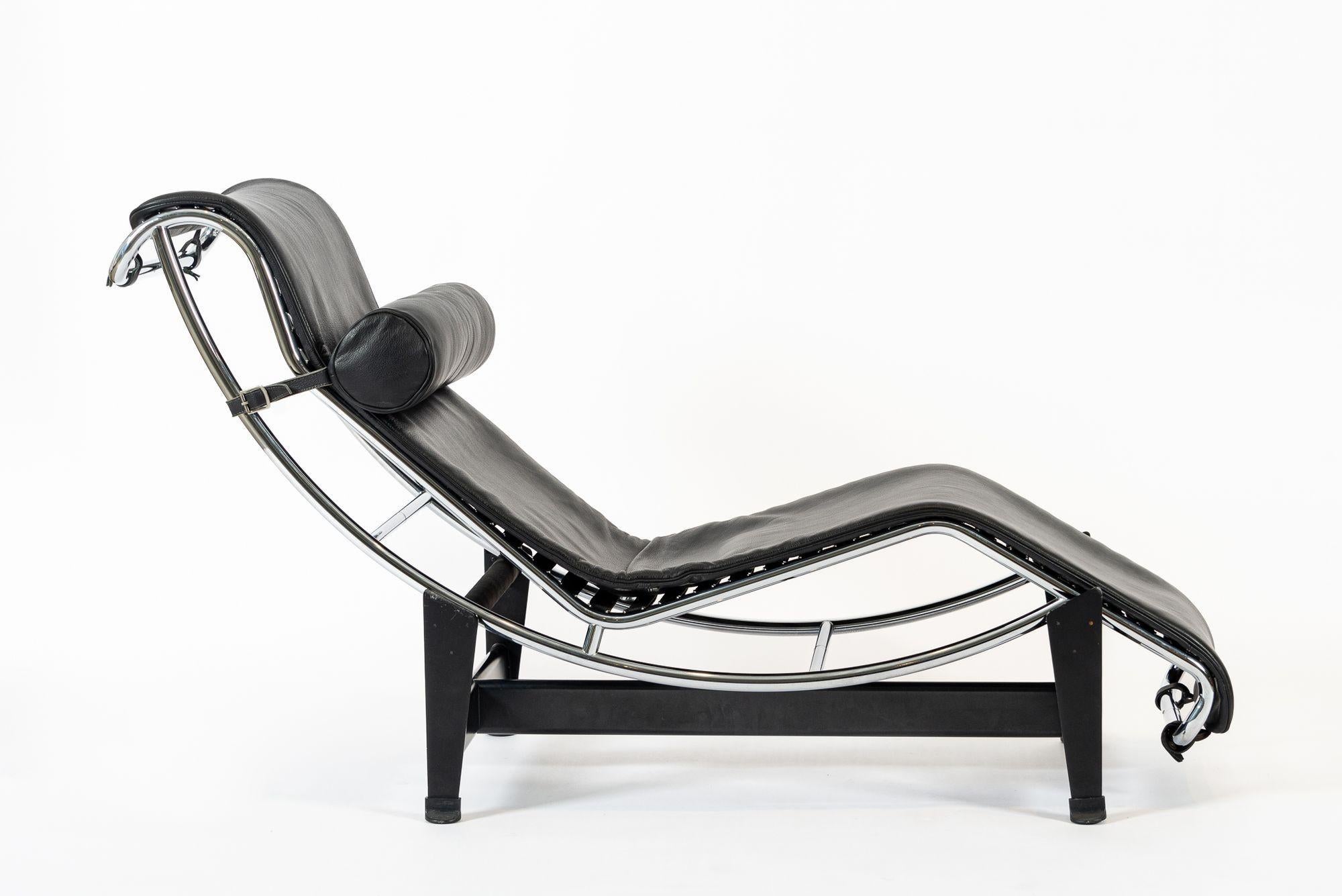 Cassina LC4 Black Leather Chaise Lounge Chair by Le Corbusier 2006 In Good Condition For Sale In Detroit, MI