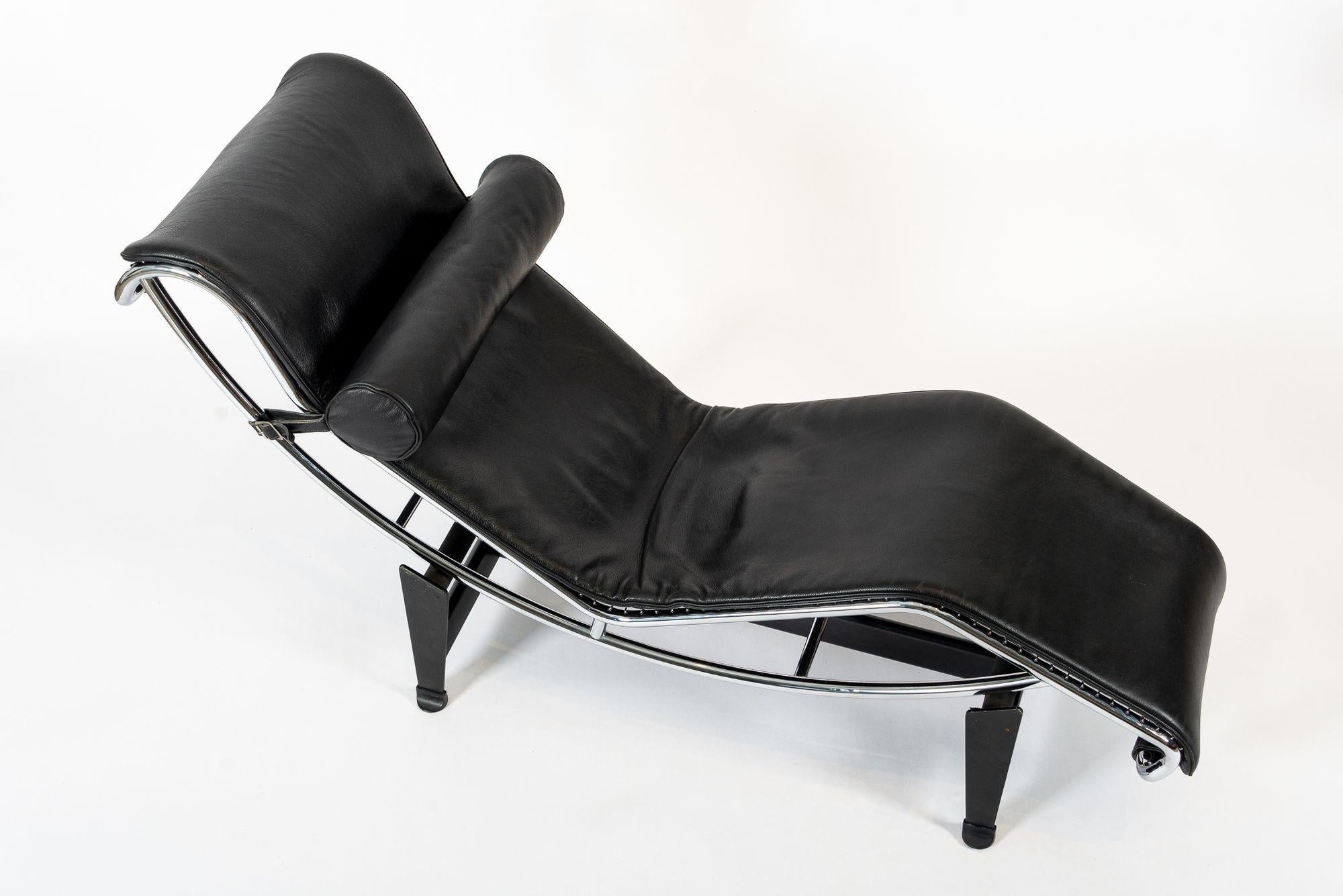 Contemporary Cassina LC4 Black Leather Chaise Lounge Chair by Le Corbusier 2006 For Sale