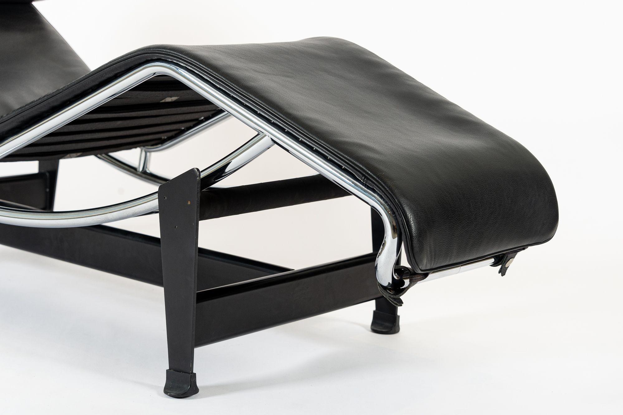 Cassina LC4 Black Leather Chaise Lounge Chair by Le Corbusier 2006 For Sale 1