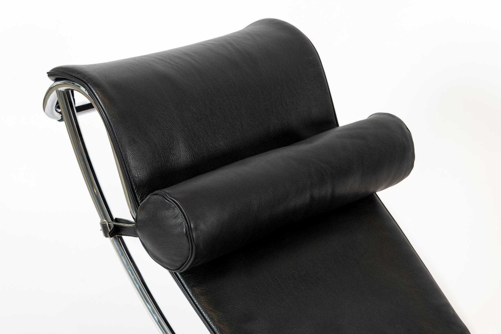 Cassina LC4 Black Leather Chaise Lounge Chair by Le Corbusier 2006 For Sale 2