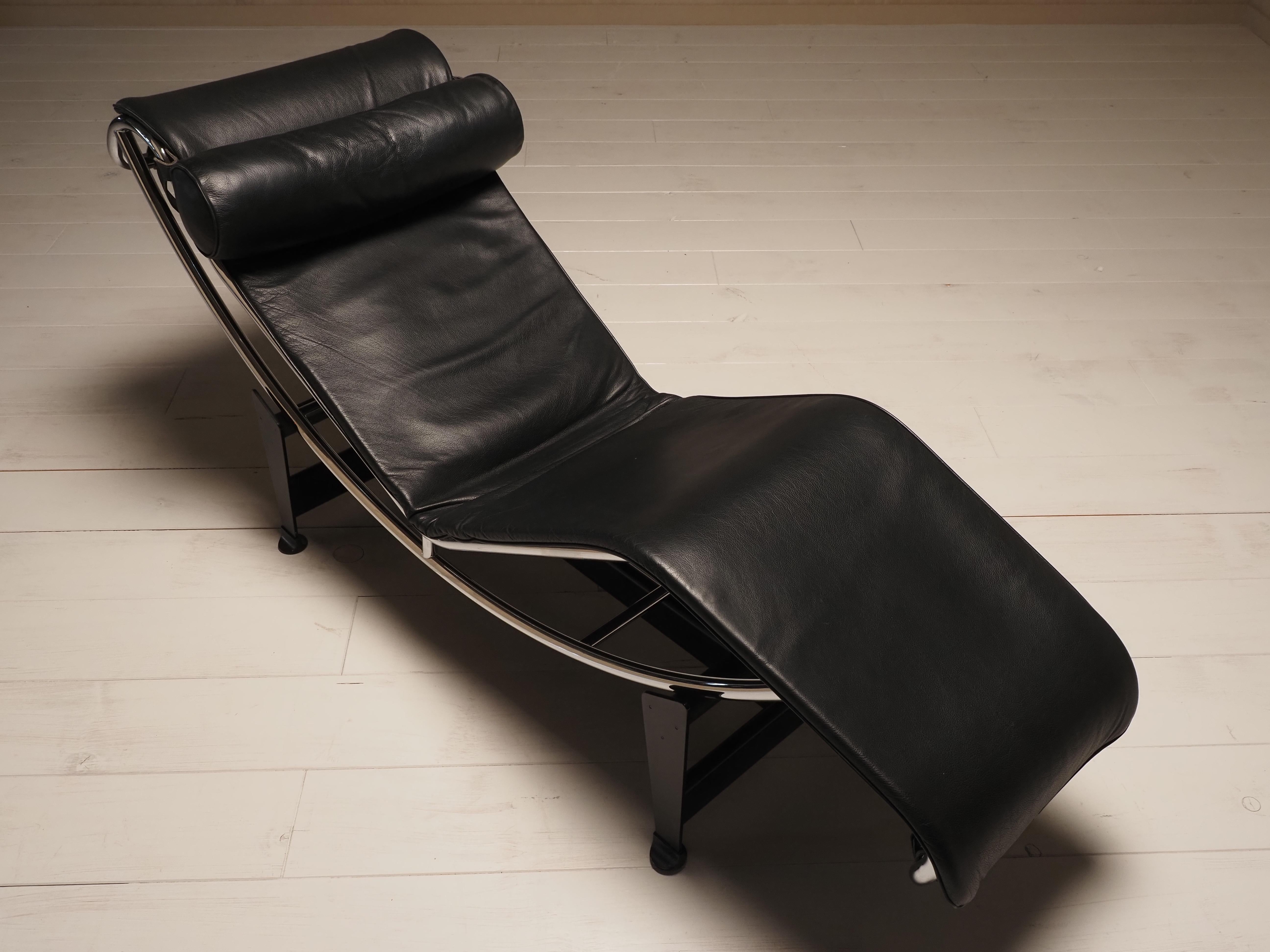 Cassina LC4 black leather lounge chair by Le Corbusier 4