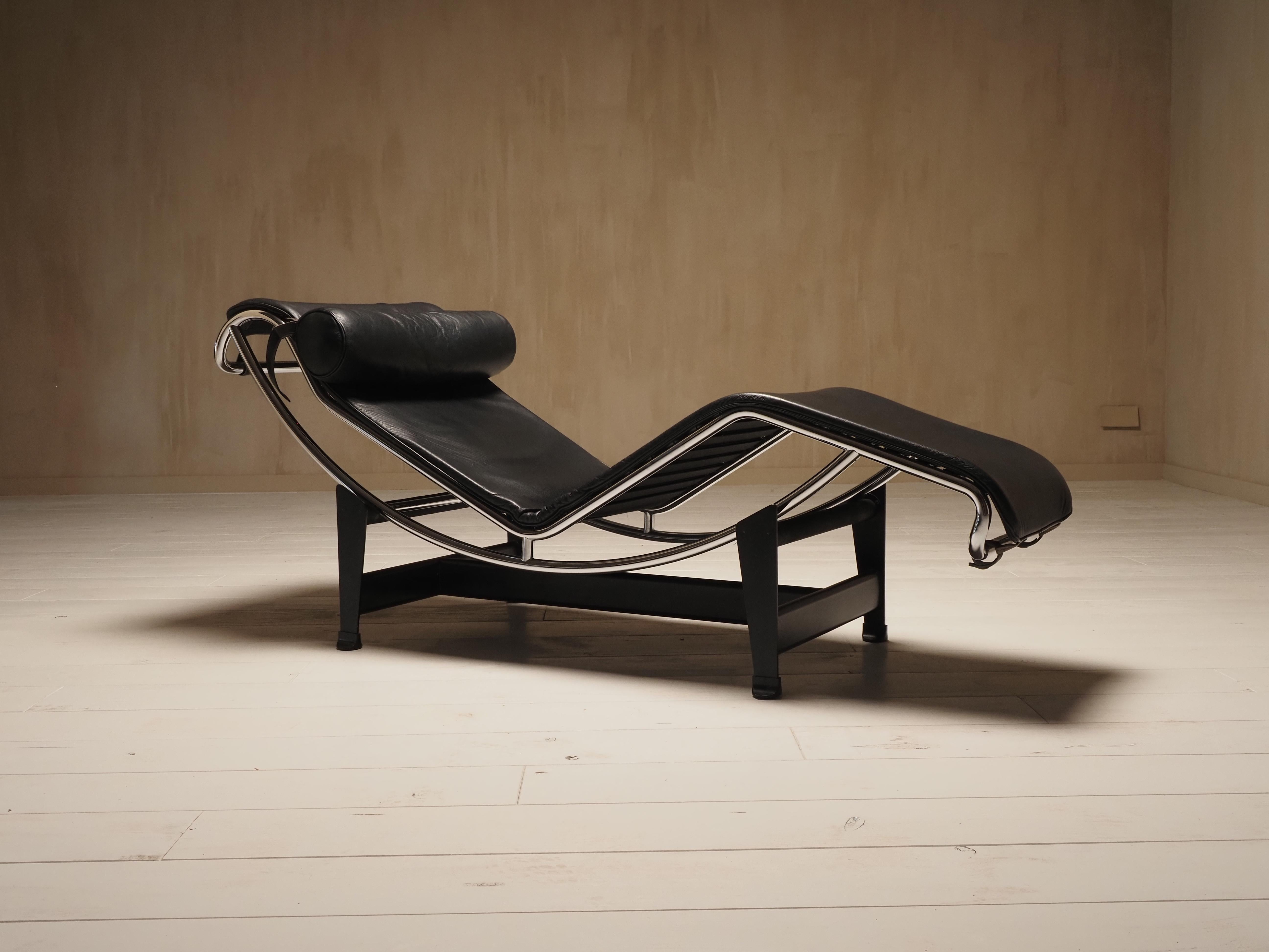 Mid-Century Modern Cassina LC4 black leather lounge chair by Le Corbusier
